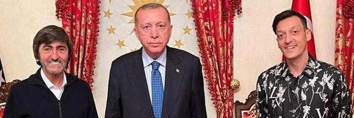 Wieder posiert Mesut Özil mit Türkei-Präsident Recep Tayyip Erdogan.