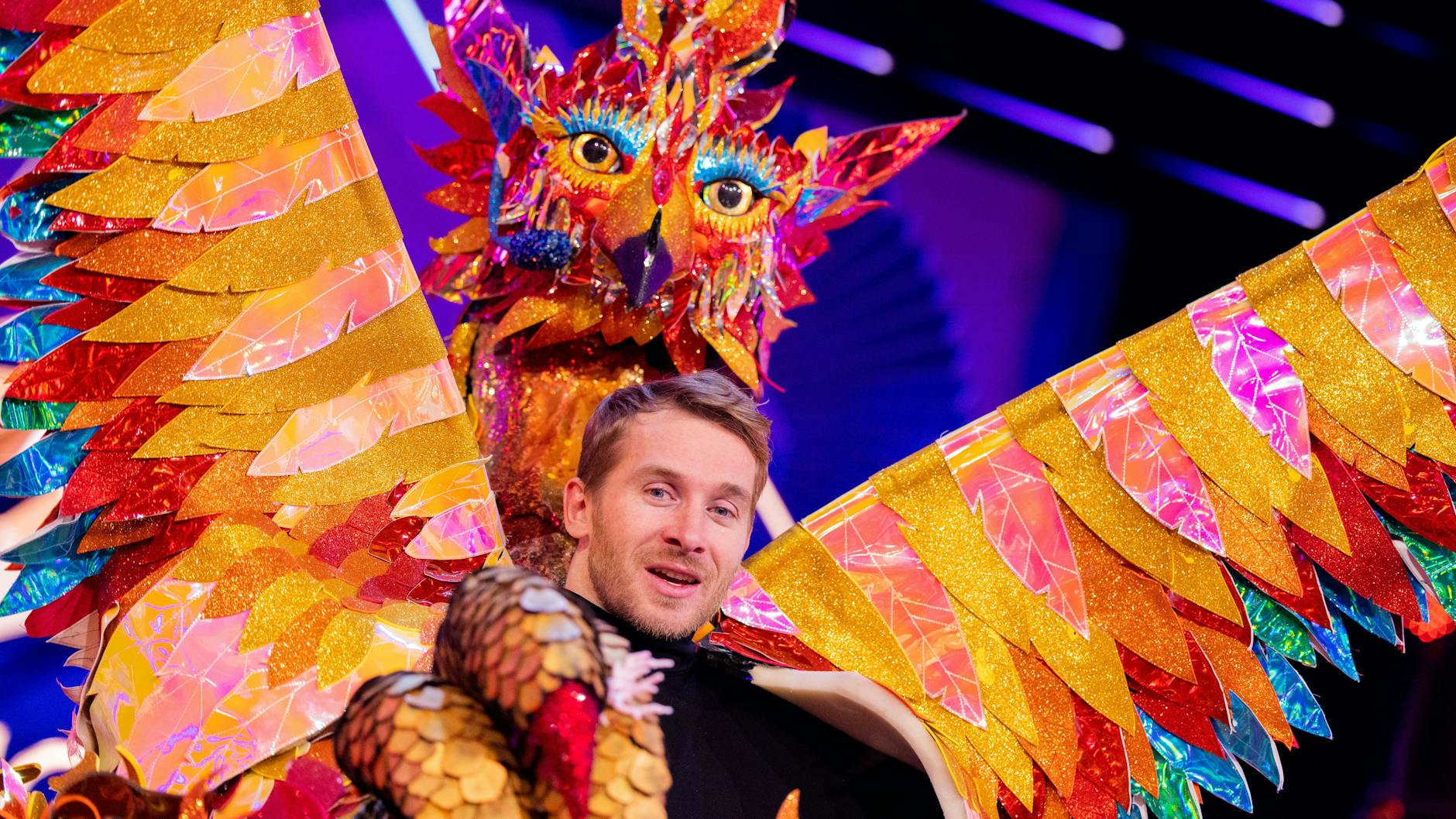 Schauspieler Samuel Koch trug in der Fernsehshow The Masked Singer ein Phönix-Kostüm.