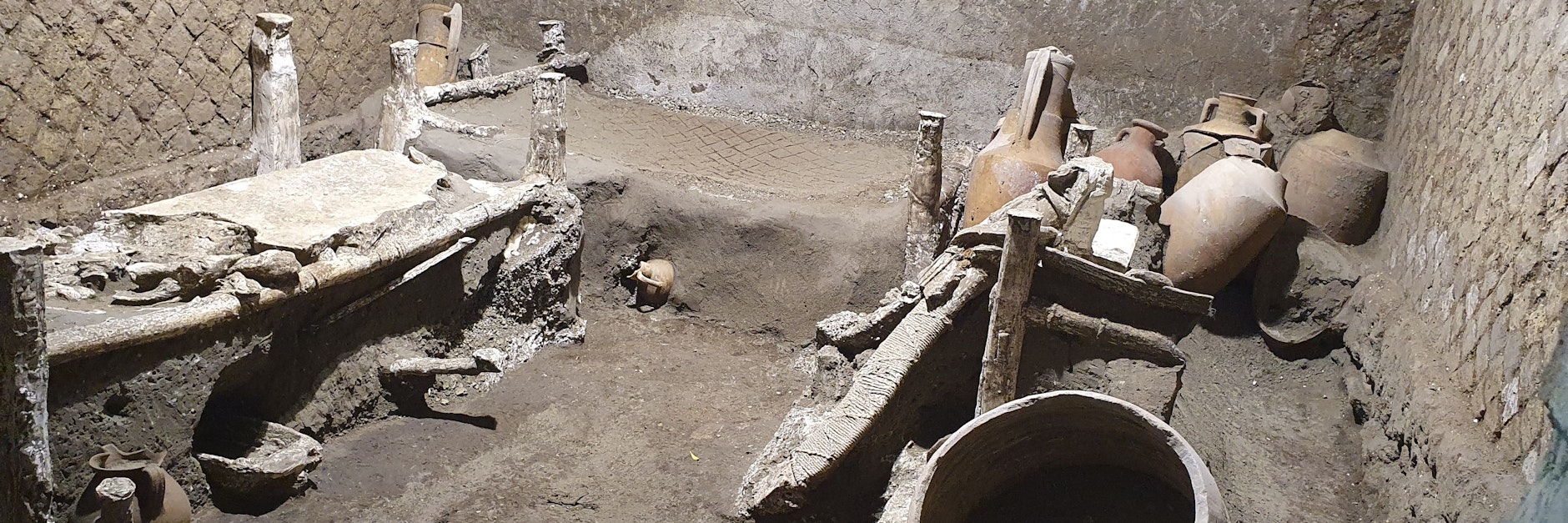 In der etwa 16 Quadratmeter großen Kammer auf einem Grundstück etwas außerhalb der antiken Stadt wurden drei Betten, einige Amphoren, Vasen und eine Kiste mit Zaumzeug für Pferde gefunden. 