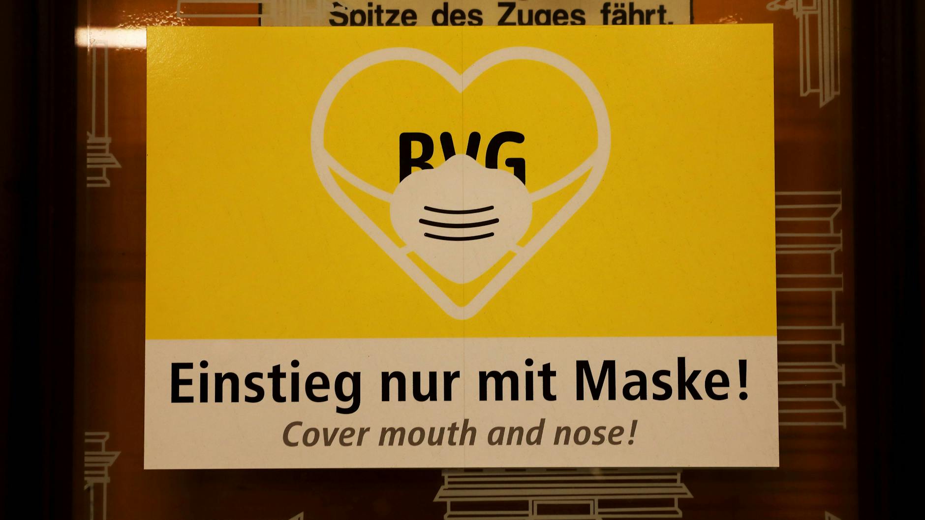 In den Zügen der BVG herrscht Maskenpflicht. Nachdem zwei Männer einen Fahrgast auf diese hingewiesen hatten, wurde der womöglich Alkoholisierte ausfallend. (Symbolbild)