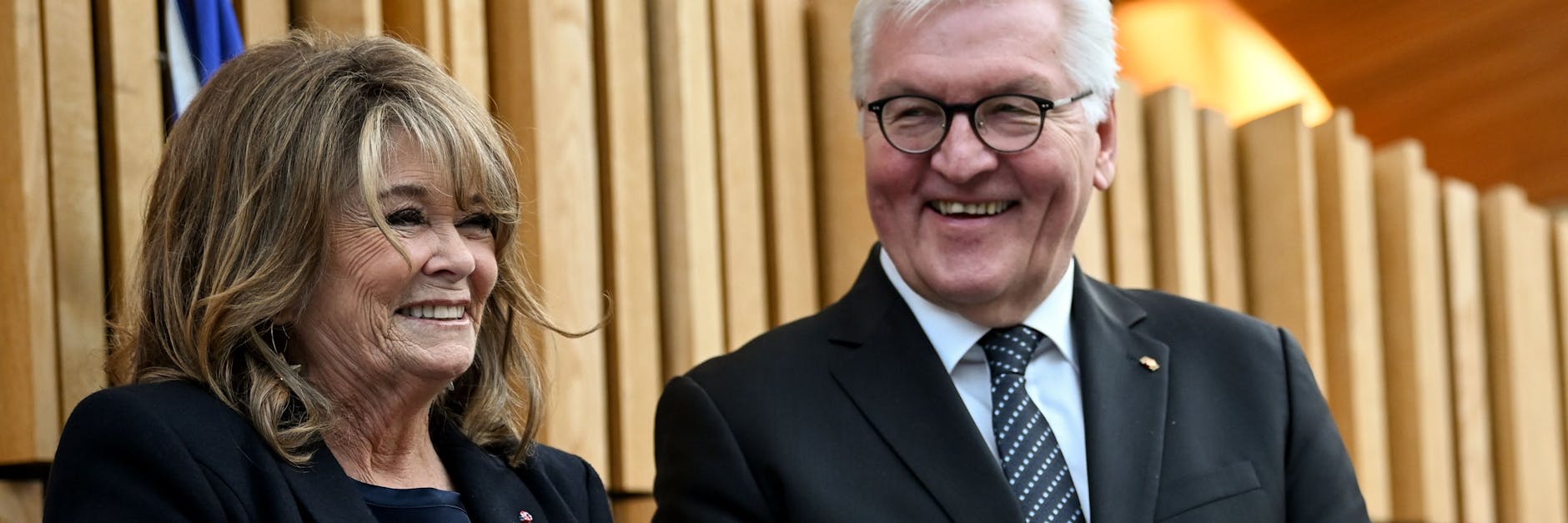 Beim Besuch in Oslo (Norwegen) verlieh Bundespräsident Frank-Walter Steinmeier der Sängerin Wencke Myhre den Verdienstorden der Bundesrepublik Deutschland.