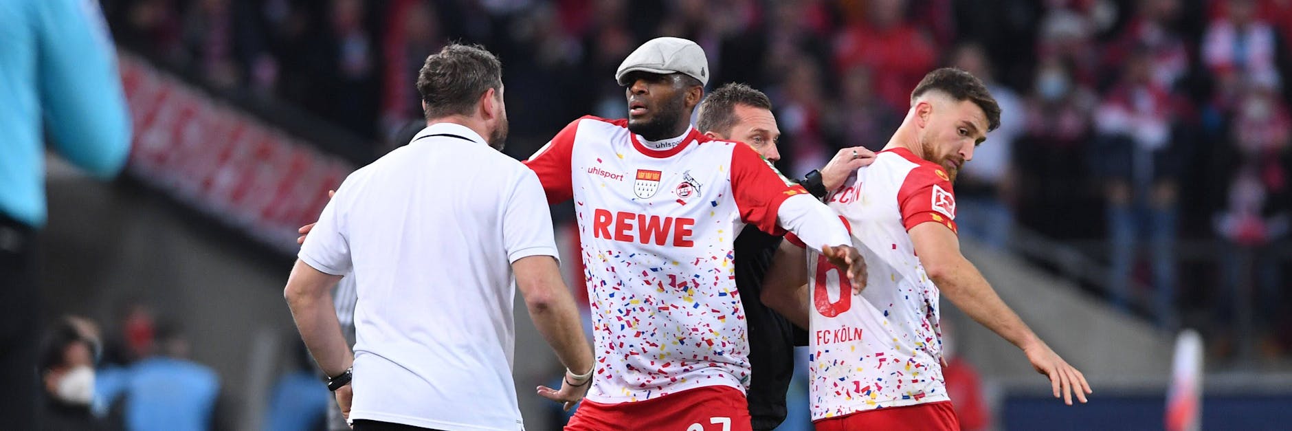 Nach Mätzchen mit Unions Keeper Andreas Luthe machte Anthony Modeste auch Mätzchen mit seinem Trainer Steffen Baumgart, indem er ihm die Schiebermütze vom Gesicht klaute nach dem 2:2.