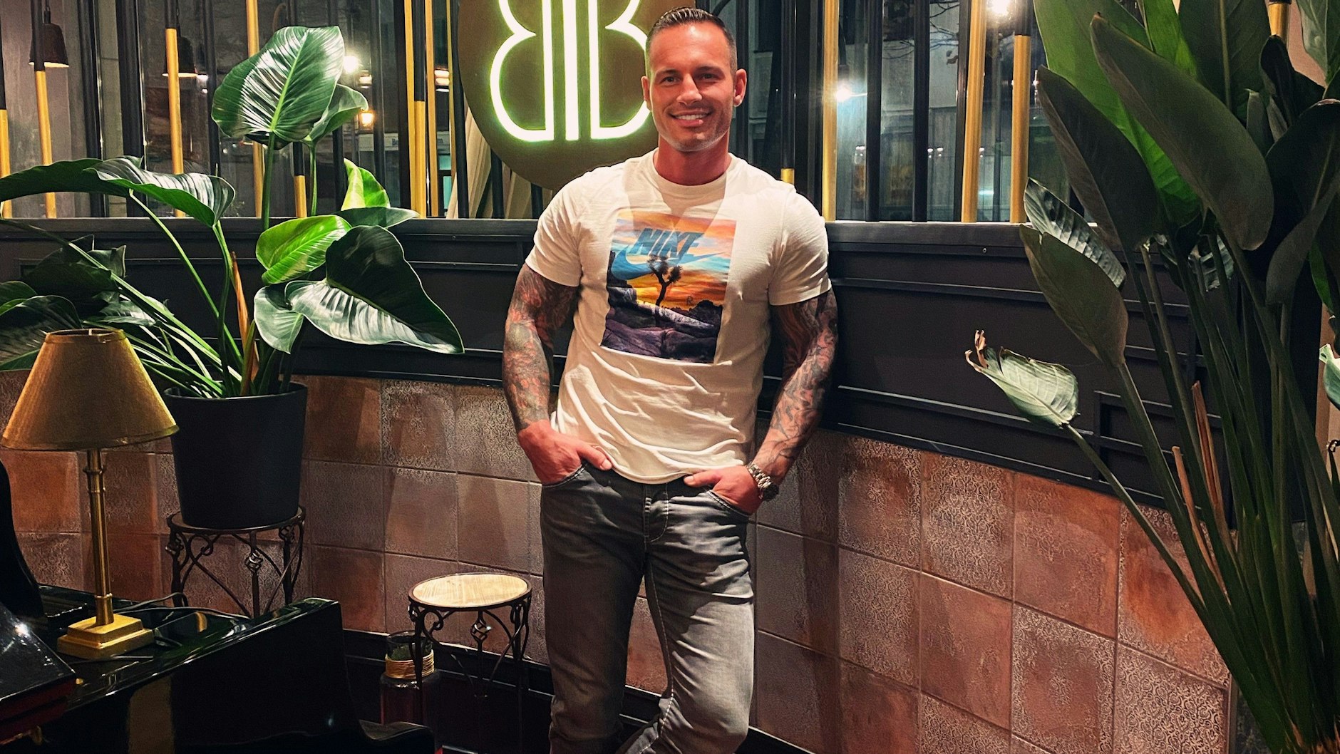 Denny vor seinem Einzug in den Garten Eden in einem Hotel in Thessaloniki.