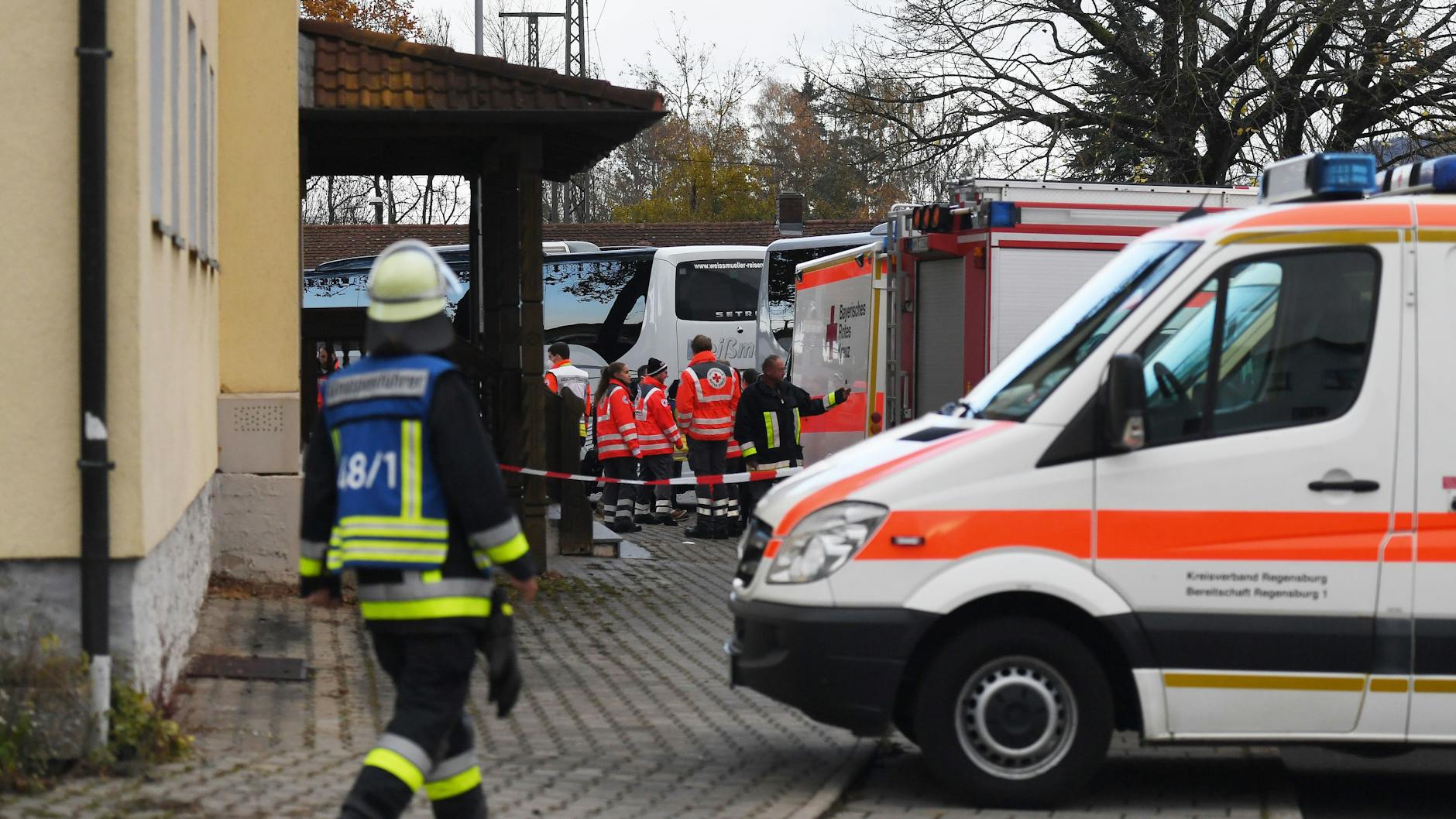 Einsatzkräfte stehen vor der Gaststätte, in der die Bahnreisenden kurzzeitig untergebracht worden sind.