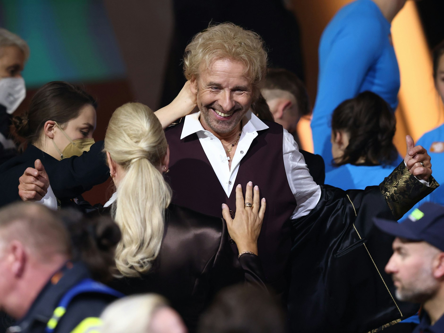 Freude nach der Show: Thomas Gottschalk feiert das Ende von „Wetten, dass..?“: Kommen jetzt seine Locken ab?&nbsp;