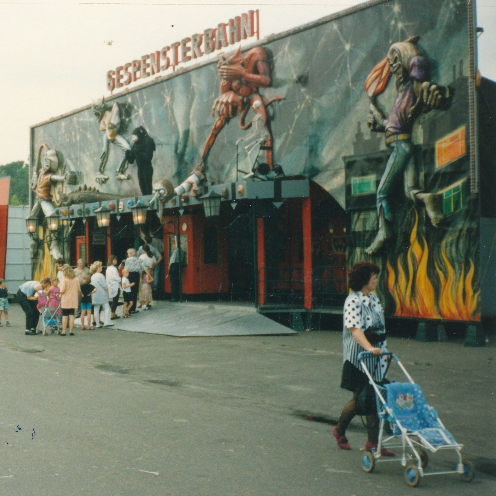 Die alte Gespensterbahn stand schon zu Kulturpark-Zeiten im Spreepark. Sie wurde auch als Kulisse für Spuk unterm Riesenrad genutzt, tourt heute noch über die Rummelplätze.