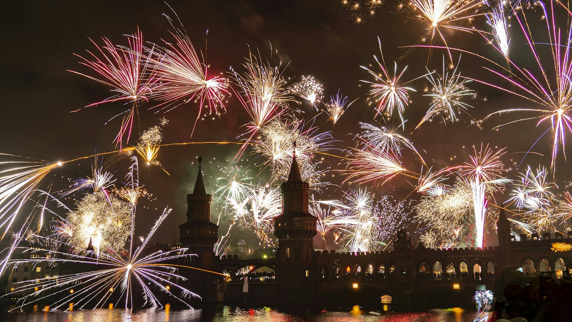 Ein Silvesterfeuerwerk an der Oberbaumbrücke in Berlin (Archivbild)