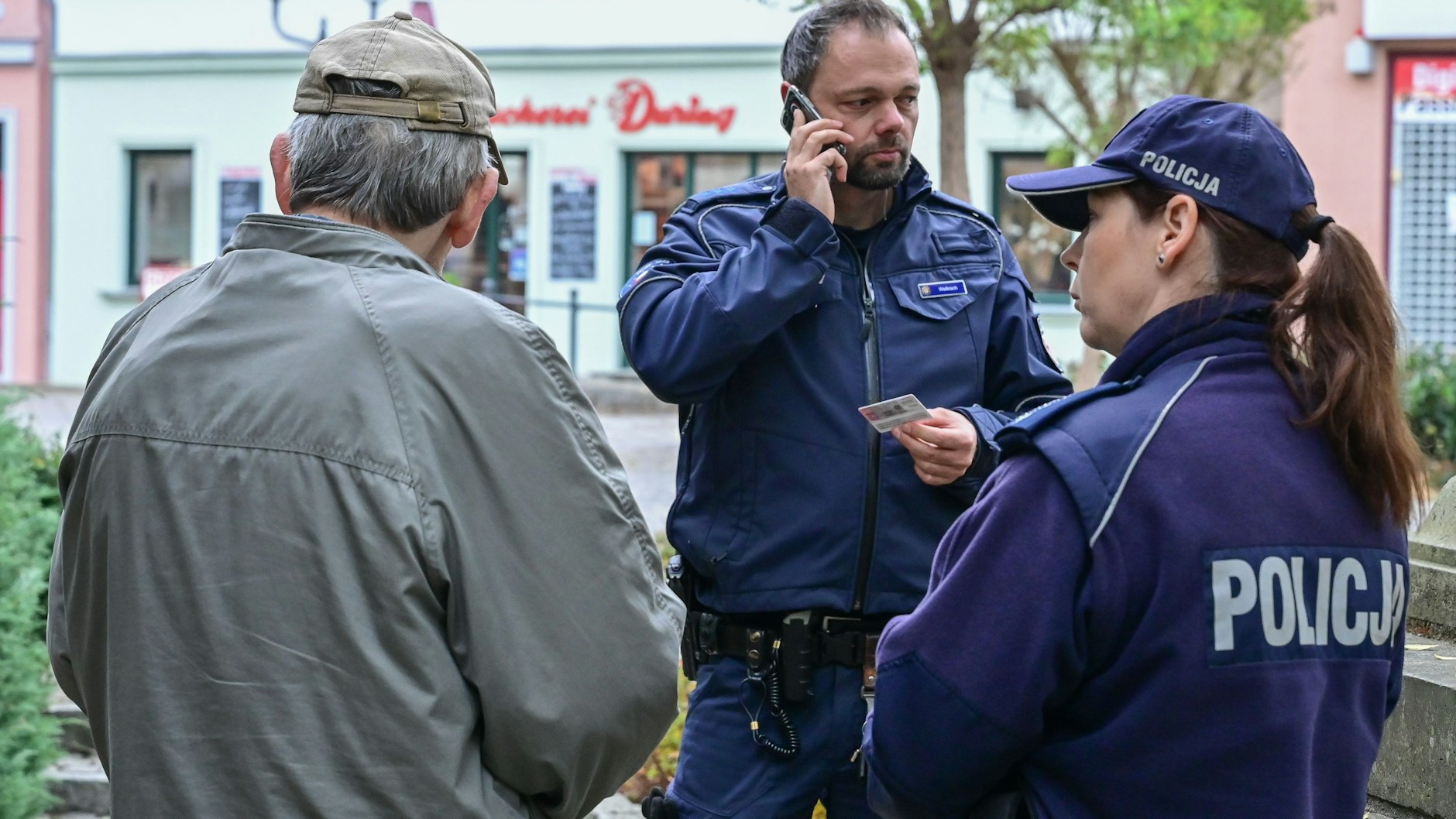 Das polnisch-deutsche Polizei-Duo hilft einem alten Mann, der sich auf dem Weg zum Arzt anscheinend verfranzt hat.