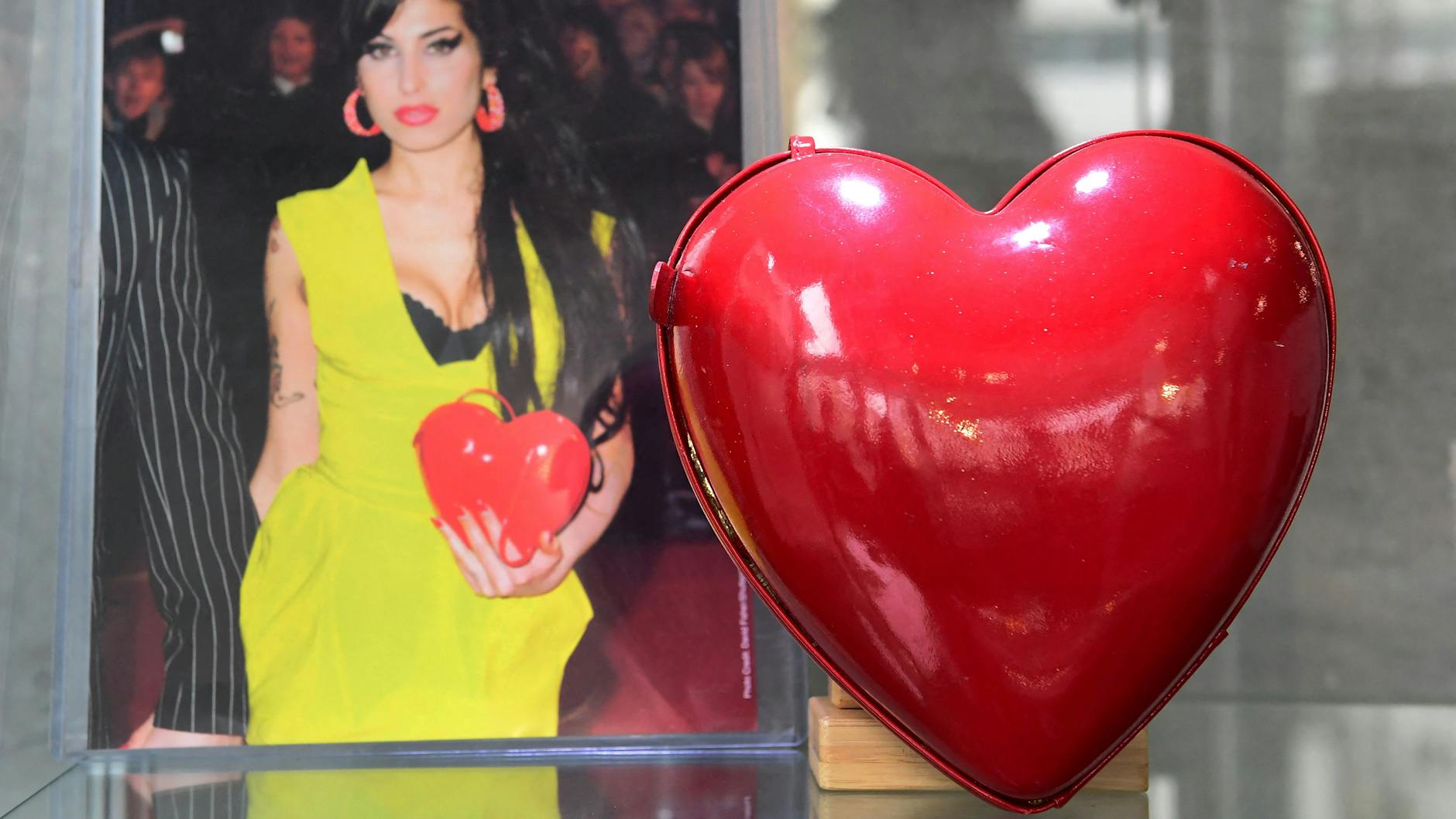 Diese rote Ledertasche von Moschino trug Sängerin Amy Winehouse bei den Brit Awards im Jahr 2007. 