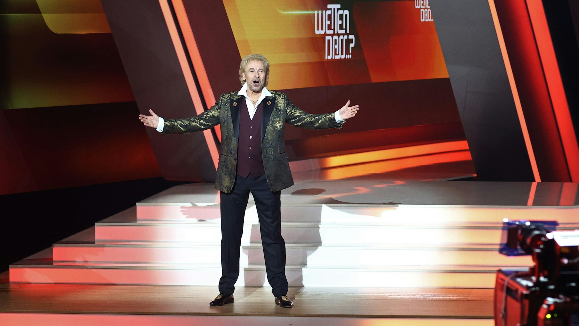 Thomas Gottschalk kommt zu Beginn der Jubiläumsshow „Wetten, dass..?“ auf die Bühne. Zeitgleich lief auch „The Masked Singer“.