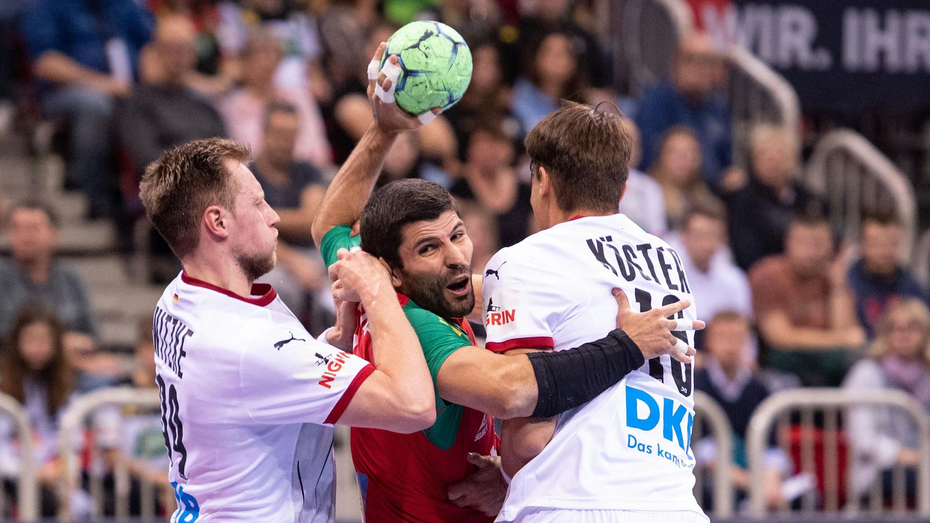 In der Klemme: Deutschlands Luca Witzke (l.) und Julian Köster versuchen, Portugals Belone Moreira am Wurf zu hindern. 