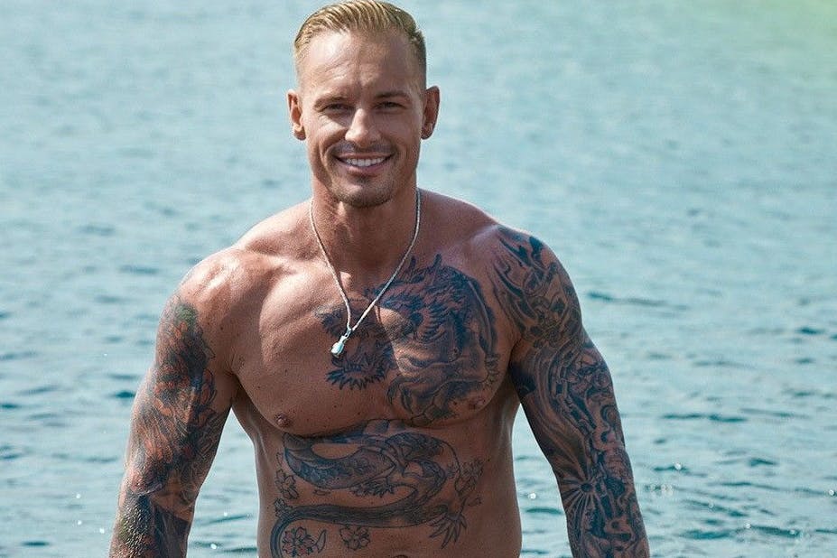 Hier steht Denny für die sechste Staffel von „Adam sucht Eva“ nackt vor der Kamera.