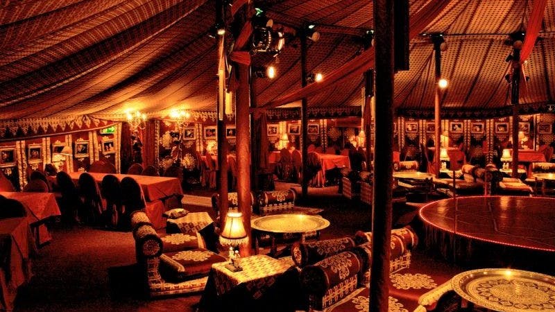 Im original marokkanischen Königszelt erleben Sie verführerischen Bauchtanz und feinste Speisen.