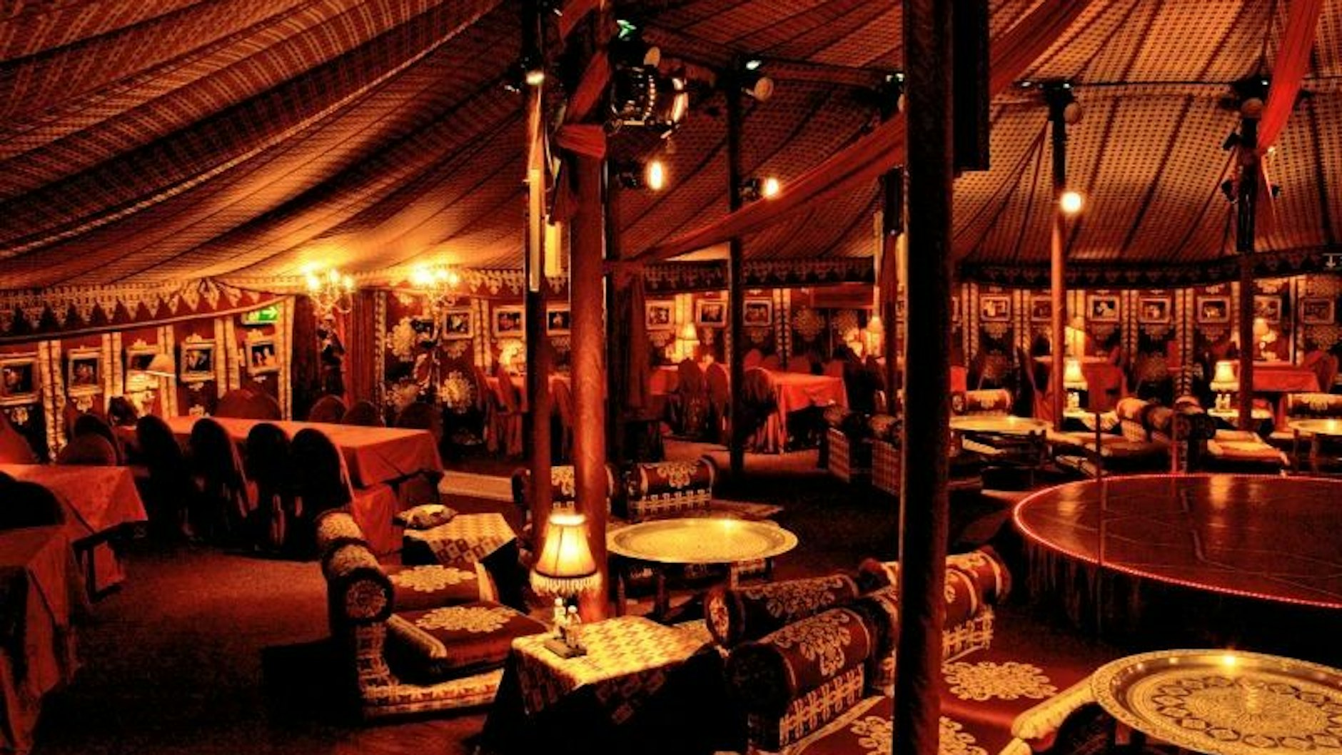 Im original marokkanischen Königszelt erleben Sie verführerischen Bauchtanz und feinste Speisen.