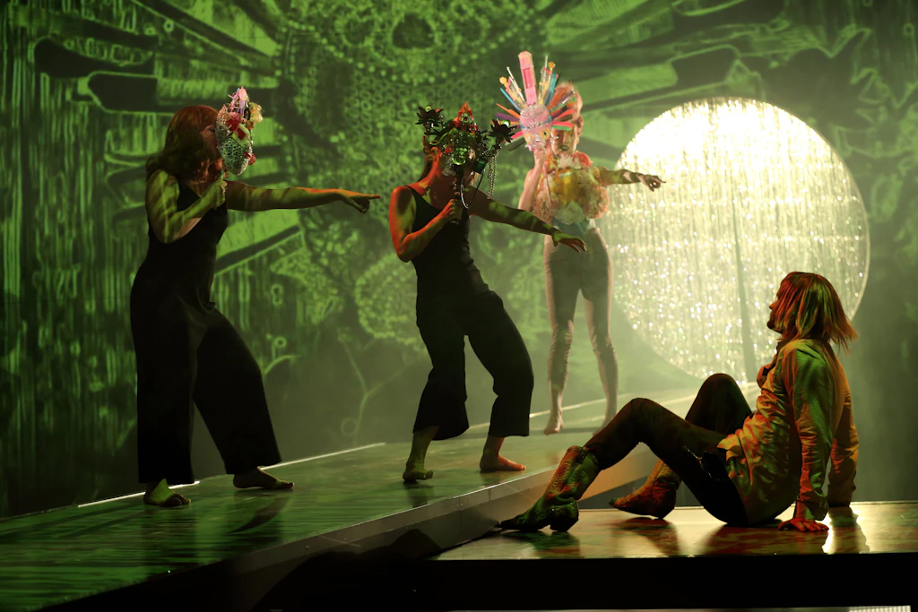 „Slippery Slope“ im Gorki: Ein Musical zu MeToo und Machtmissbrauch