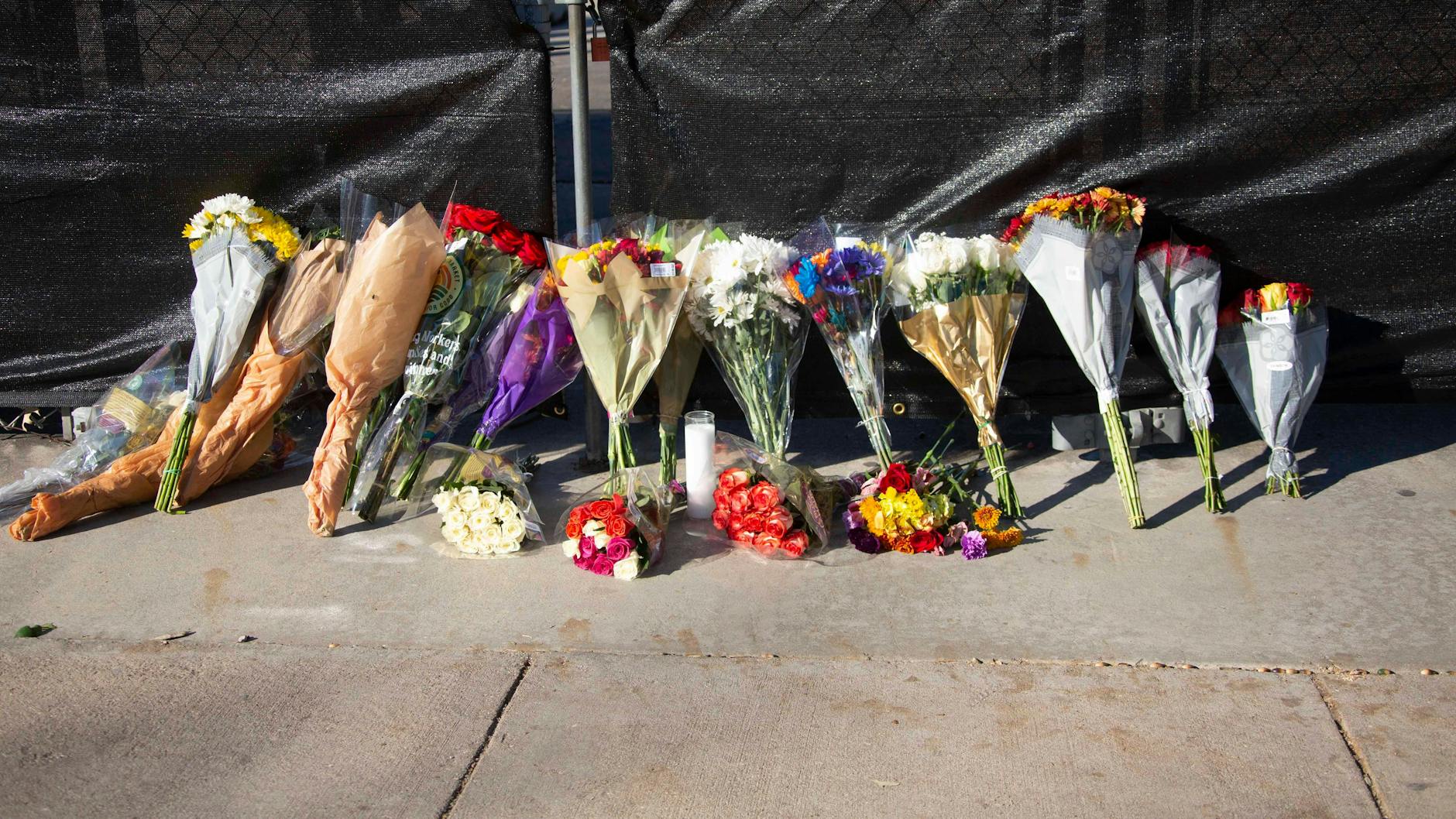 Menschen haben am Ort der Tragödie Blumen niedergelegt.