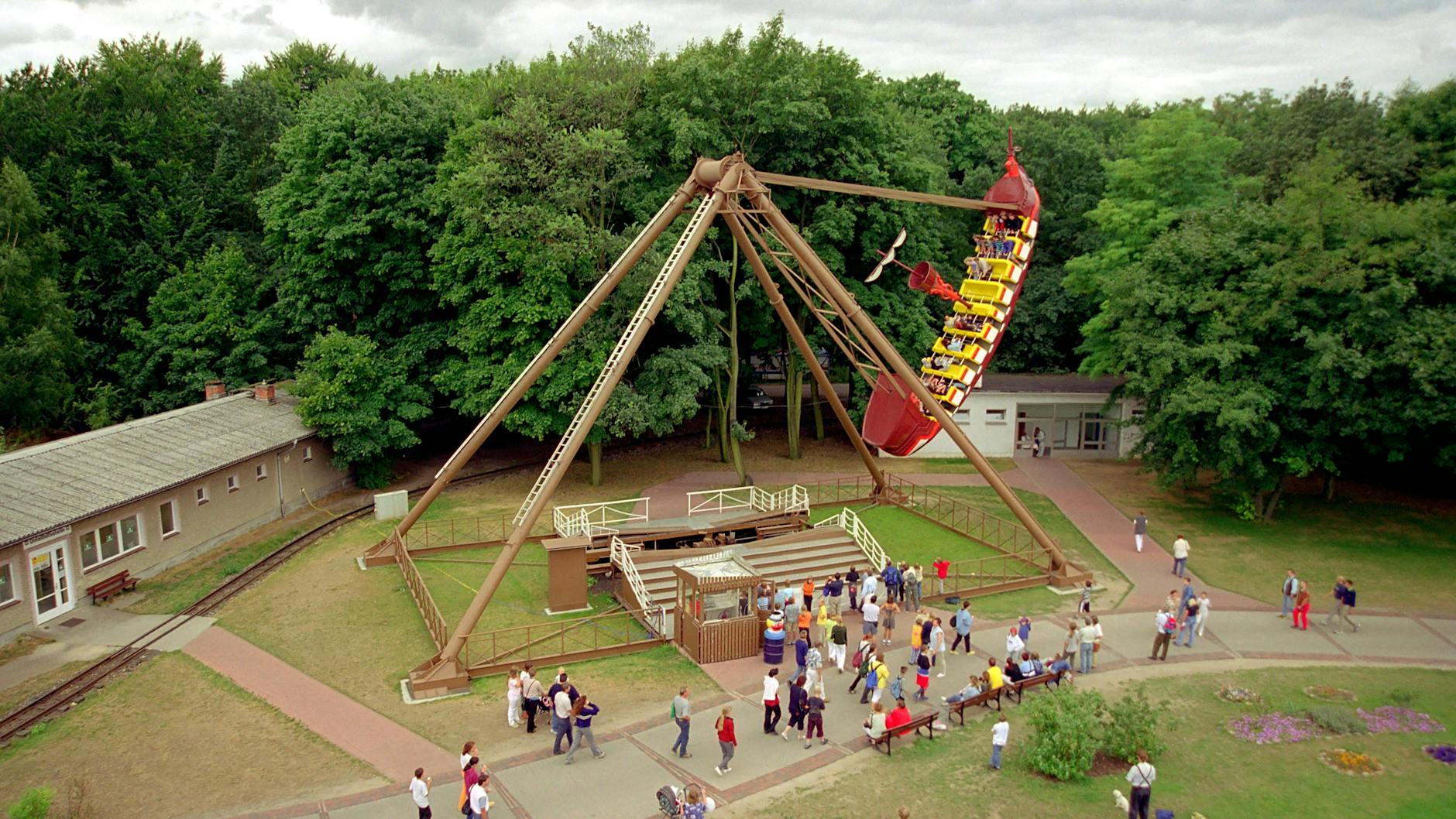 Die Schiffsschaukel wurde nach dem Ende des Spreeparks zu einem Schausteller nach Asien verkauft.