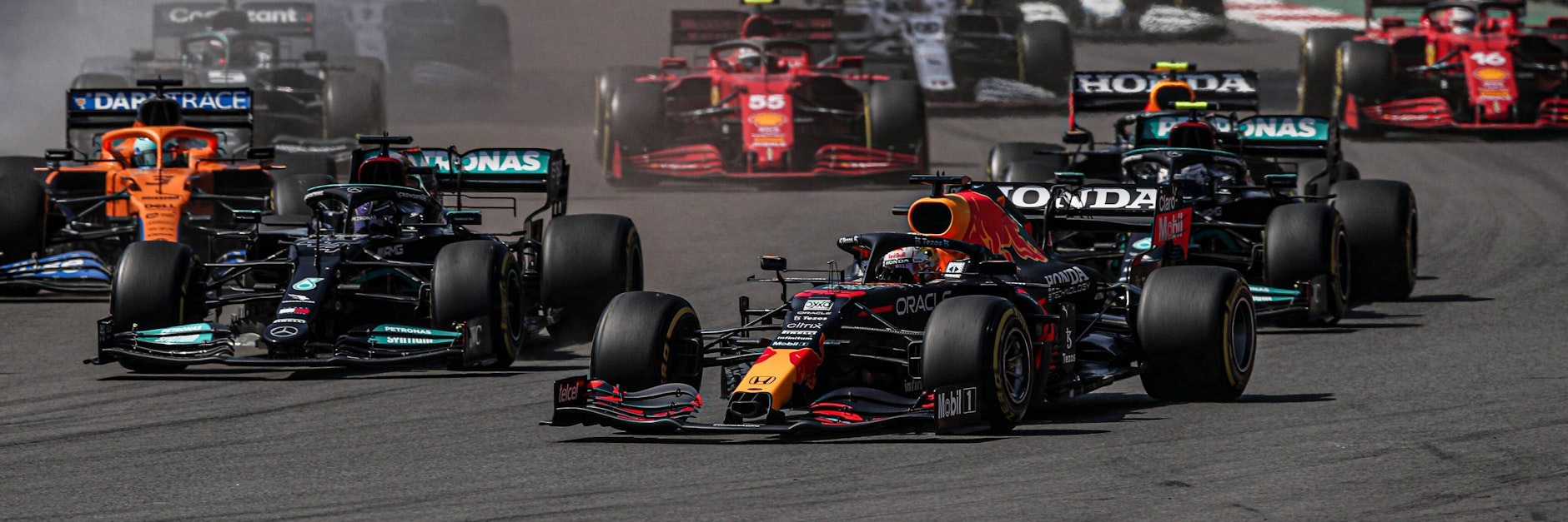 Max Verstappen (r.) schnappt sich am Start die beiden Mercedes und fährt dann ein souveränes Rennen.&nbsp;