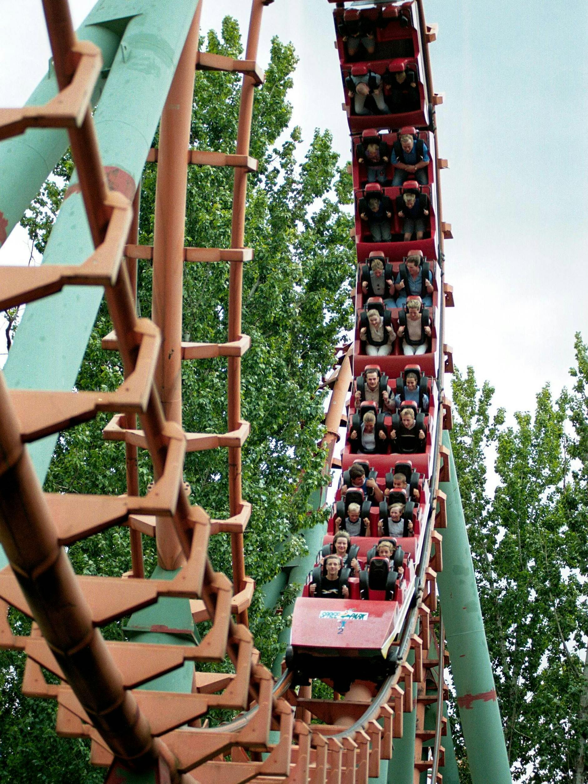 Die Achterbahn Mega-Loop steht heute noch in Frankreich - ist aber anders lackiert als zu Spreepark-Zeiten.