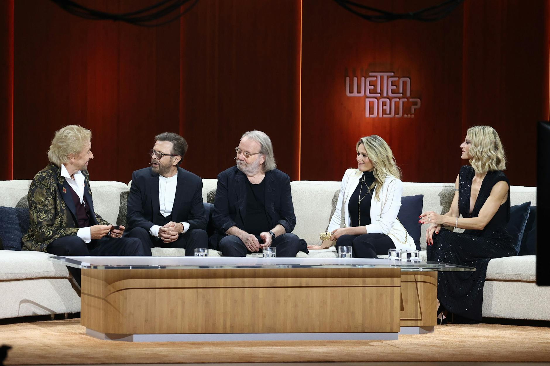 Weltstars auf der Couch von "Wetten, dass..?": Thomas Gottschalk mit mit Björn Ulvaeus und Benny Andersson von Abba. 