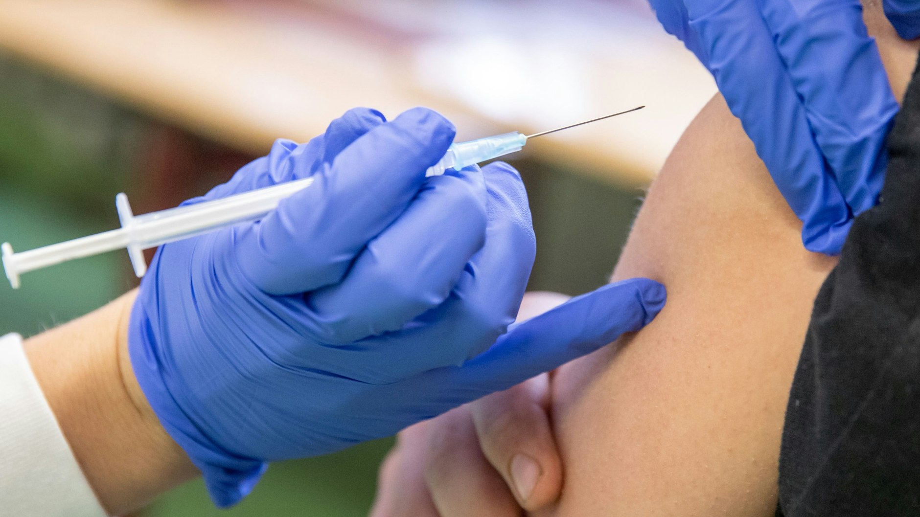 Ärzte, die gegen Corona impfen, werden zunehmend Ziel von Attacken (Symbolbild).