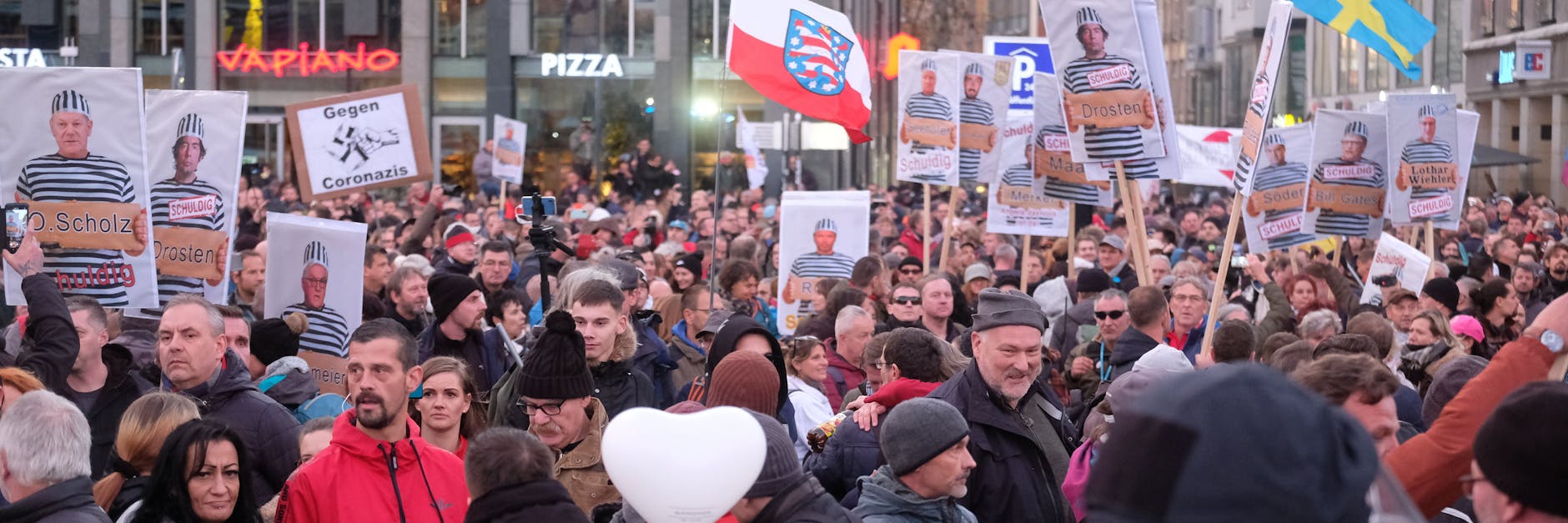 So genannte Querdenker demonstrierten am Sonnabend gegen die Corona-Maßnahmen. Unterdessen steigt die Zahl der Infektionen dramatisch an. 