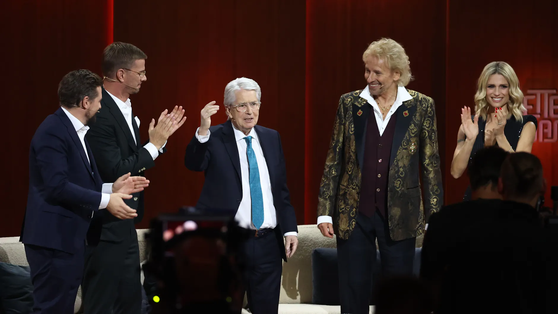 Frank Elstner (M.), der Erfinder von „Wetten, dass ...“, ist in der Jubiläumsshow zu Gast und wird von Klaas Heufer-Umlauf, Joko Winterscheidt, Thomas Gottschalk und Michelle Hunziker begrüßt. 