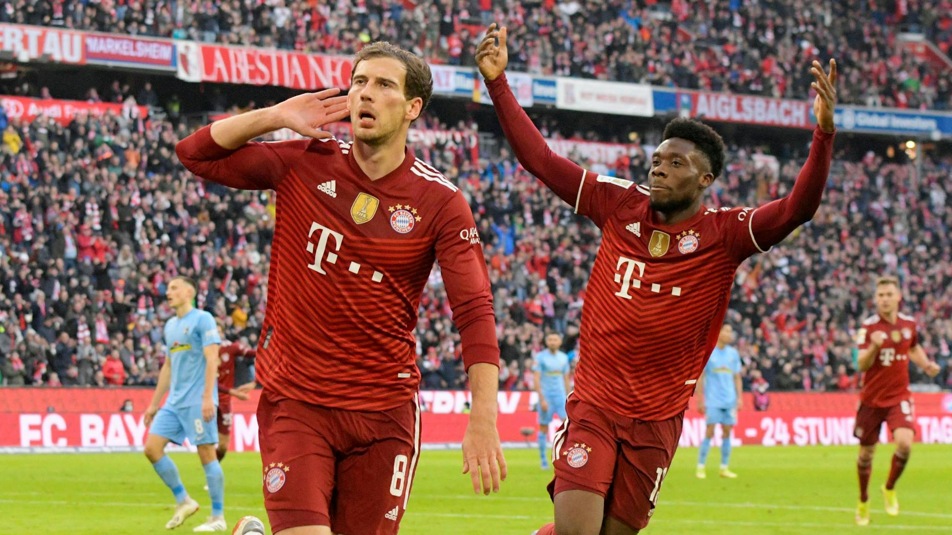 Die Bayern-Spieler um Torschütze Leon Goretzka (l.) und Alphonso Davies jubeln. 