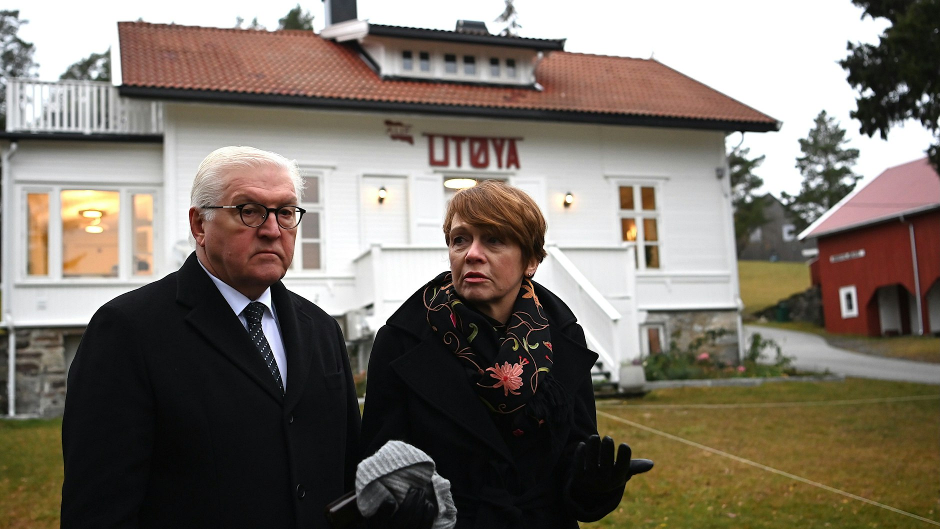 In Norwegen besuchten Bundespräsident Frank-Walter Steinmeier und seine Frau Elke Büdenbender die Insel Utøya, wo 2011 der Rechtsextremist Anders Breivik 69 Menschen ermordete.