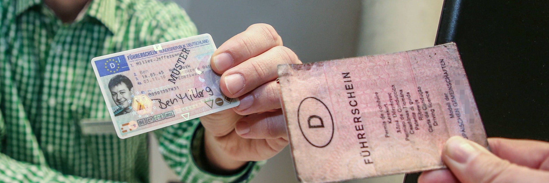 Gib Pappe, nimm Plastik: Die alten Führerscheine müssen umgetauscht werden.