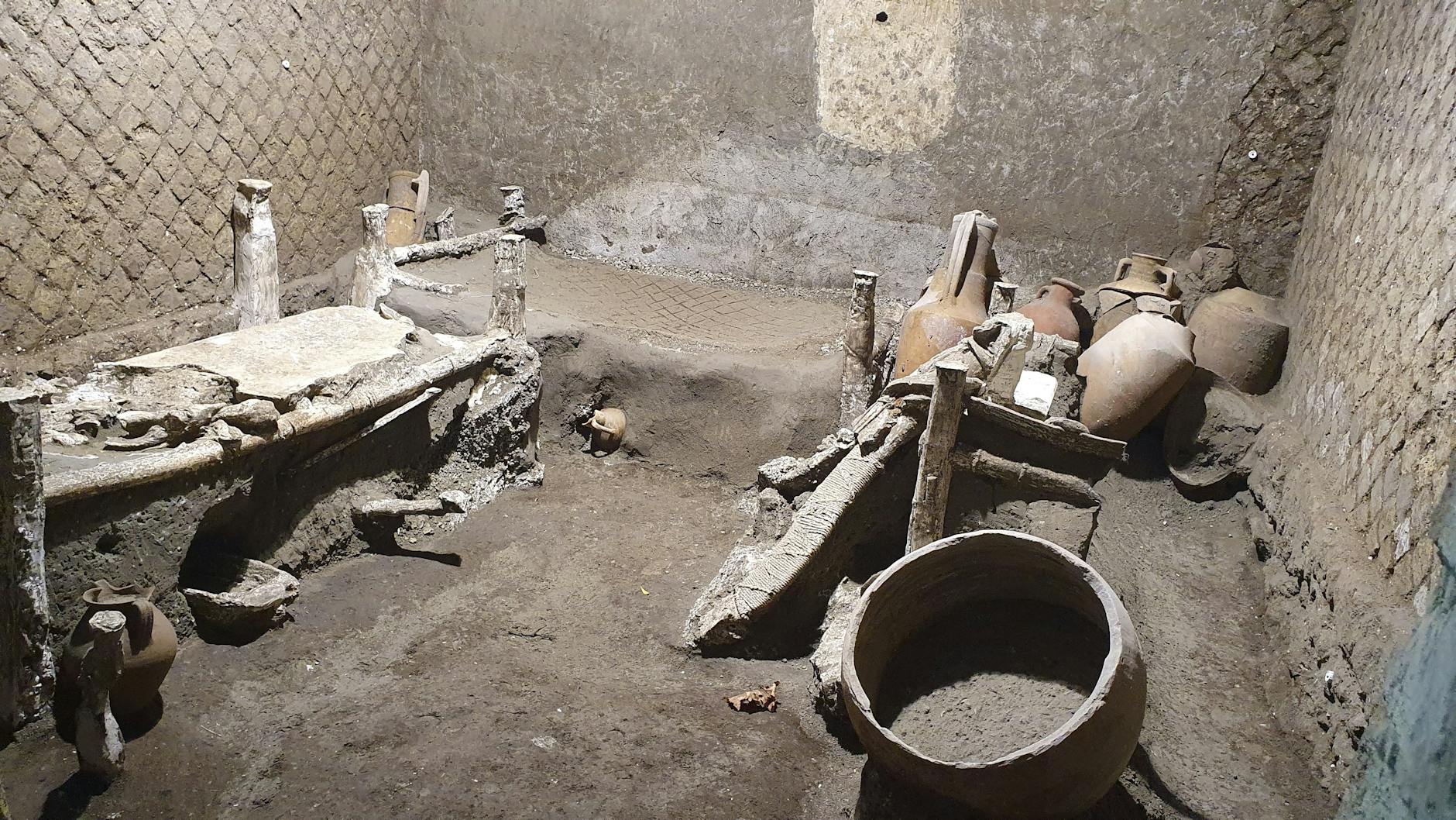 In der etwa 16 Quadratmeter großen Kammer auf einem Grundstück etwas außerhalb der antiken Stadt wurden drei Betten, einige Amphoren, Vasen und eine Kiste mit Zaumzeug für Pferde gefunden.