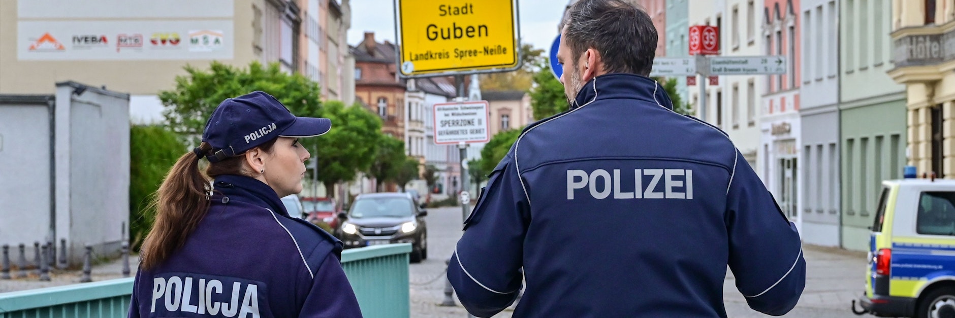 &nbsp;Julita Cholewińska und Holger Welkisch auf dem Weg von Gubin nach Guben.&nbsp;