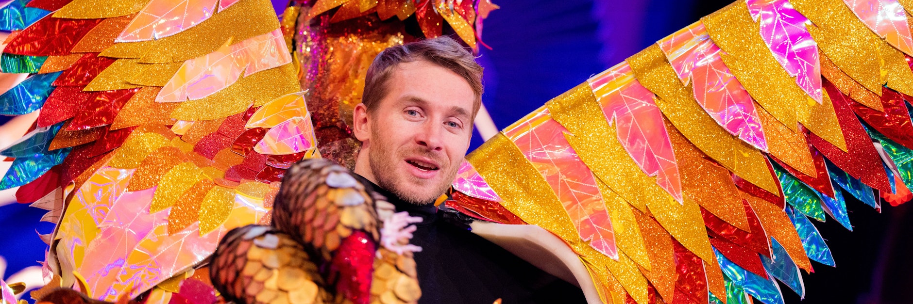 06.11.2021, Nordrhein-Westfalen, Köln: Samuel Koch, Schauspieler, zeigt sich als Sänger in der Figur «Der Phönix» in der ProSieben-Show «The Masked Singer». Foto: Rolf Vennenbernd/dpa +++ dpa-Bildfunk +++