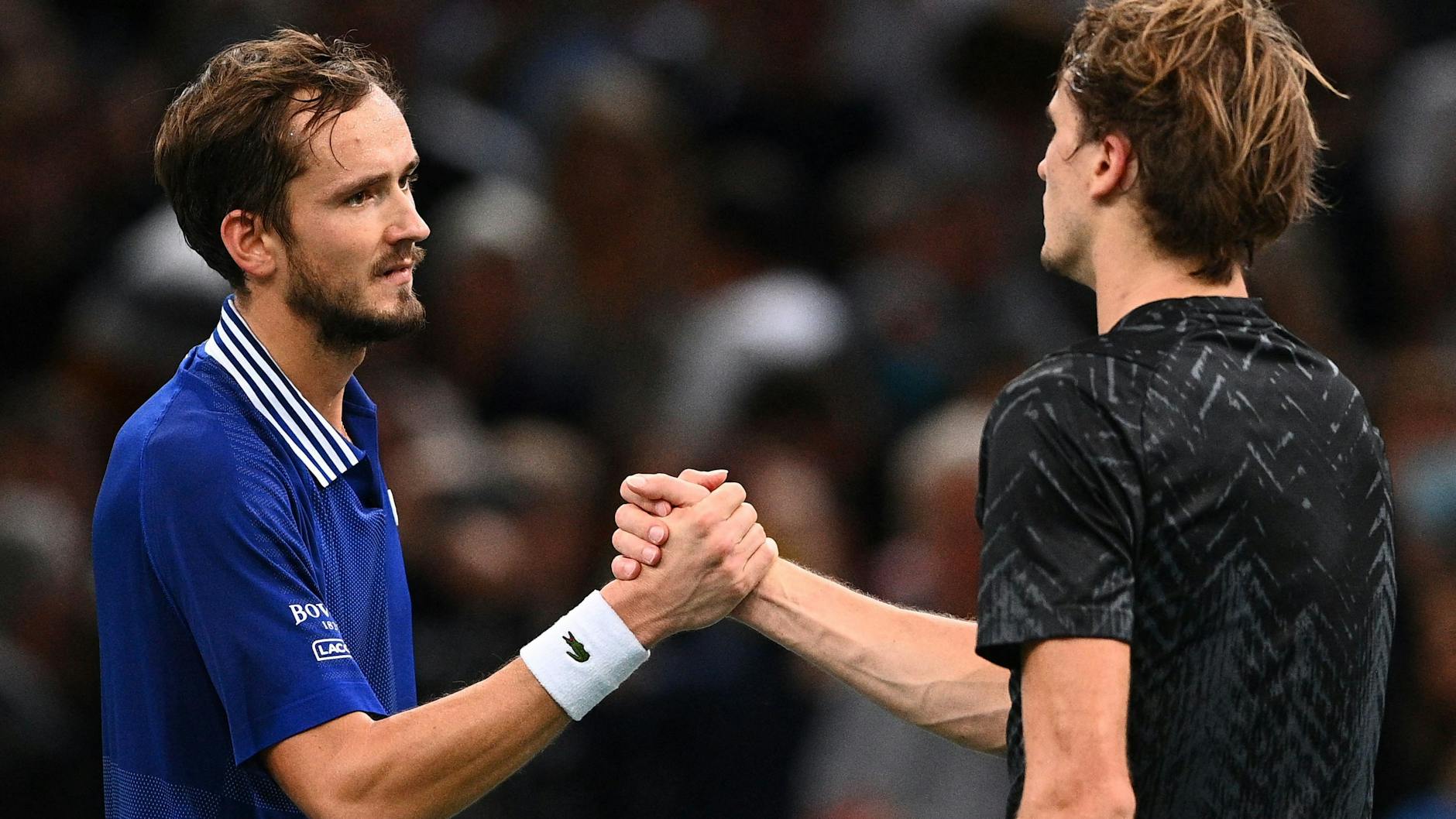 Glückwunsch für den Gegner: Alexander Zverev (l.) musste sich im Halbfinale von Paris deutlich gegen Daniil Medvedev geschlagen geben.