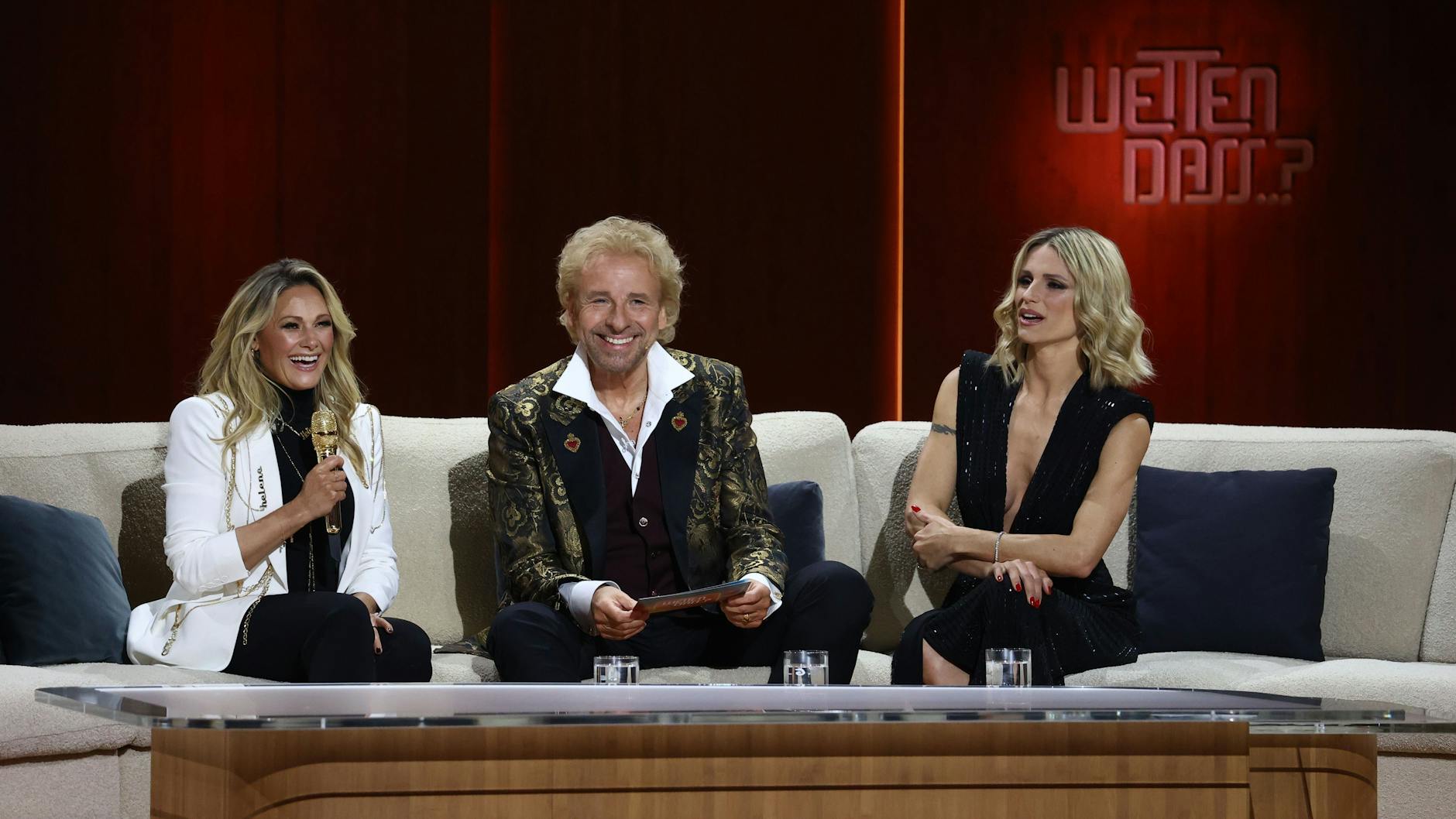 Thomas Gottschalk in der Jubiläumsshow von „Wetten, dass..?“ mit Helene Fischer (l) und Michelle Hunziker (r).