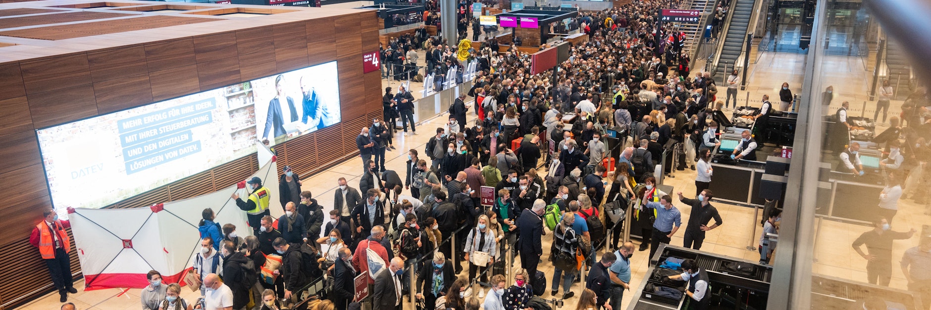 Nach einem Feueralarm auf dem BER brach am Freitag Chaos aus.