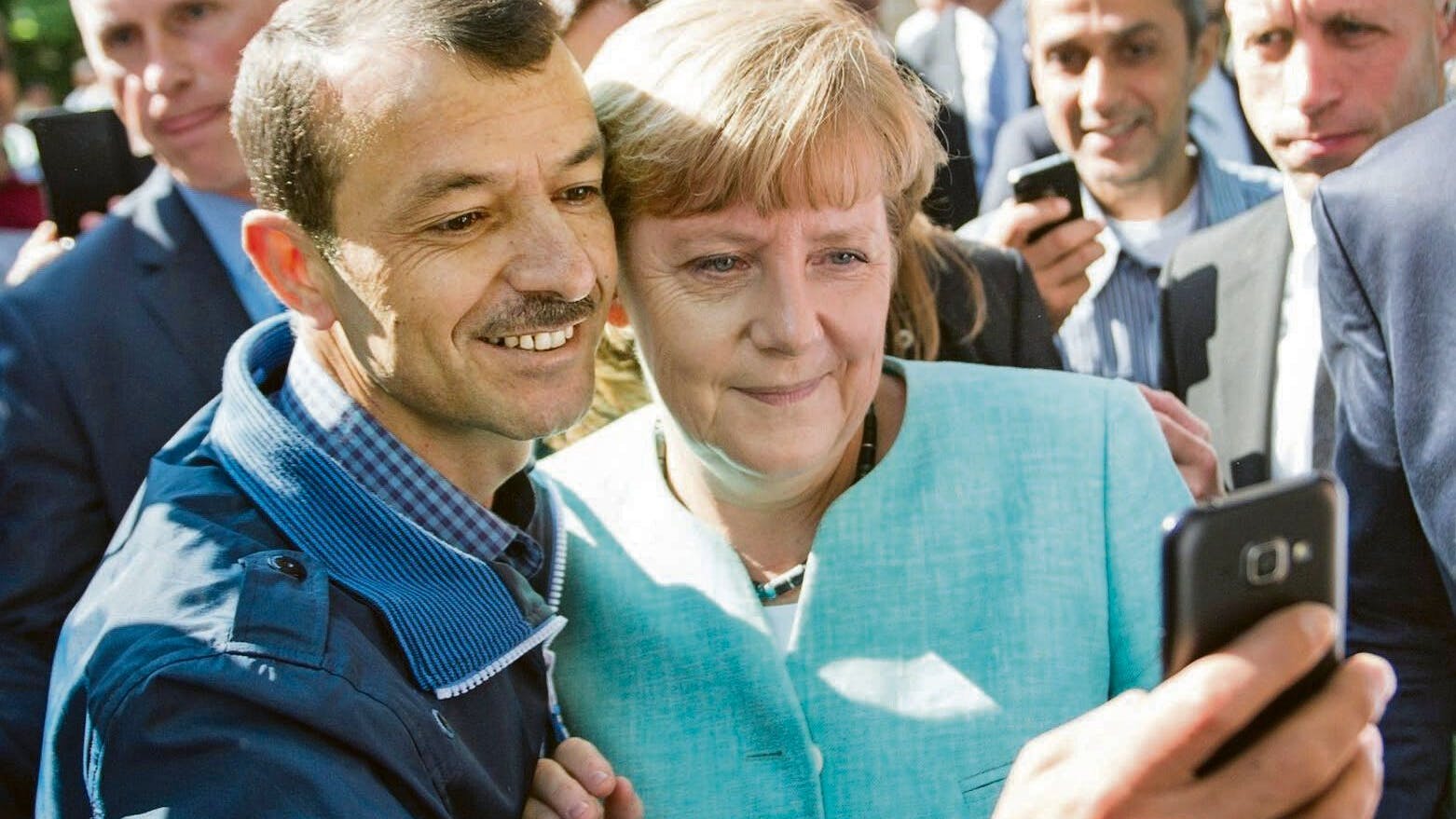 In September 2015 entstand dieses Selfie von Bundeskanzlerin Angela Merkel und dem Flüchtling Shaker Kedida aus Mossul (Irak).