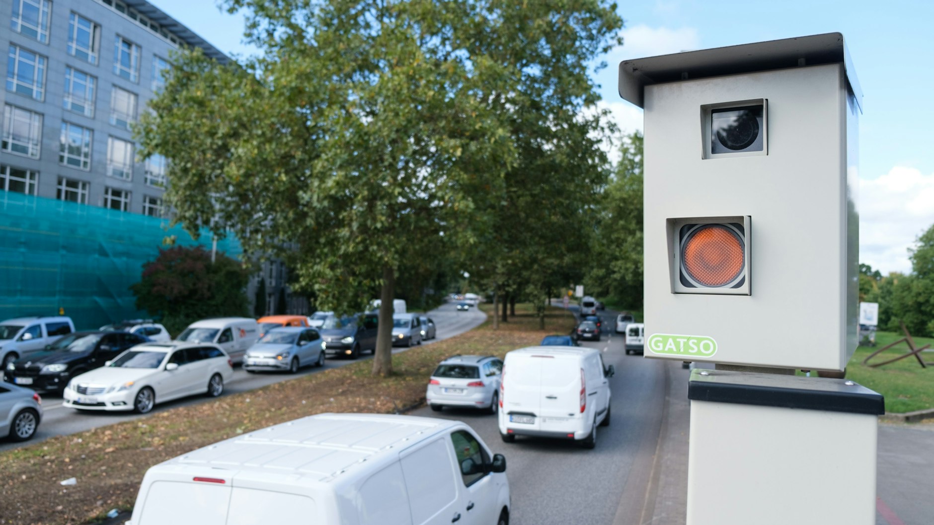 Ein Blitzer steht am Straßenrand. Wer innerorts 11 bis 15 Kilometer pro Stunde zu schnell unterwegs ist, muss künftig 50 Euro (bisher 25 Euro) zahlen.