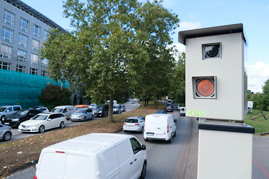 Ein Blitzer steht am Straßenrand. Wer innerorts 11 bis 15 Kilometer pro Stunde zu schnell unterwegs ist, muss künftig 50 Euro (bisher 25 Euro) zahlen.