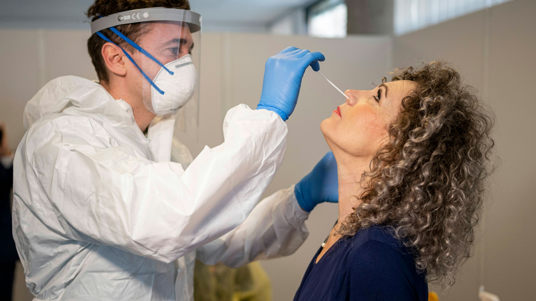 Die Sieben-Tage-Inzidenz bei den Corona-Neuinfektionen steigt in Deutschland weiter an (Symbolbild).