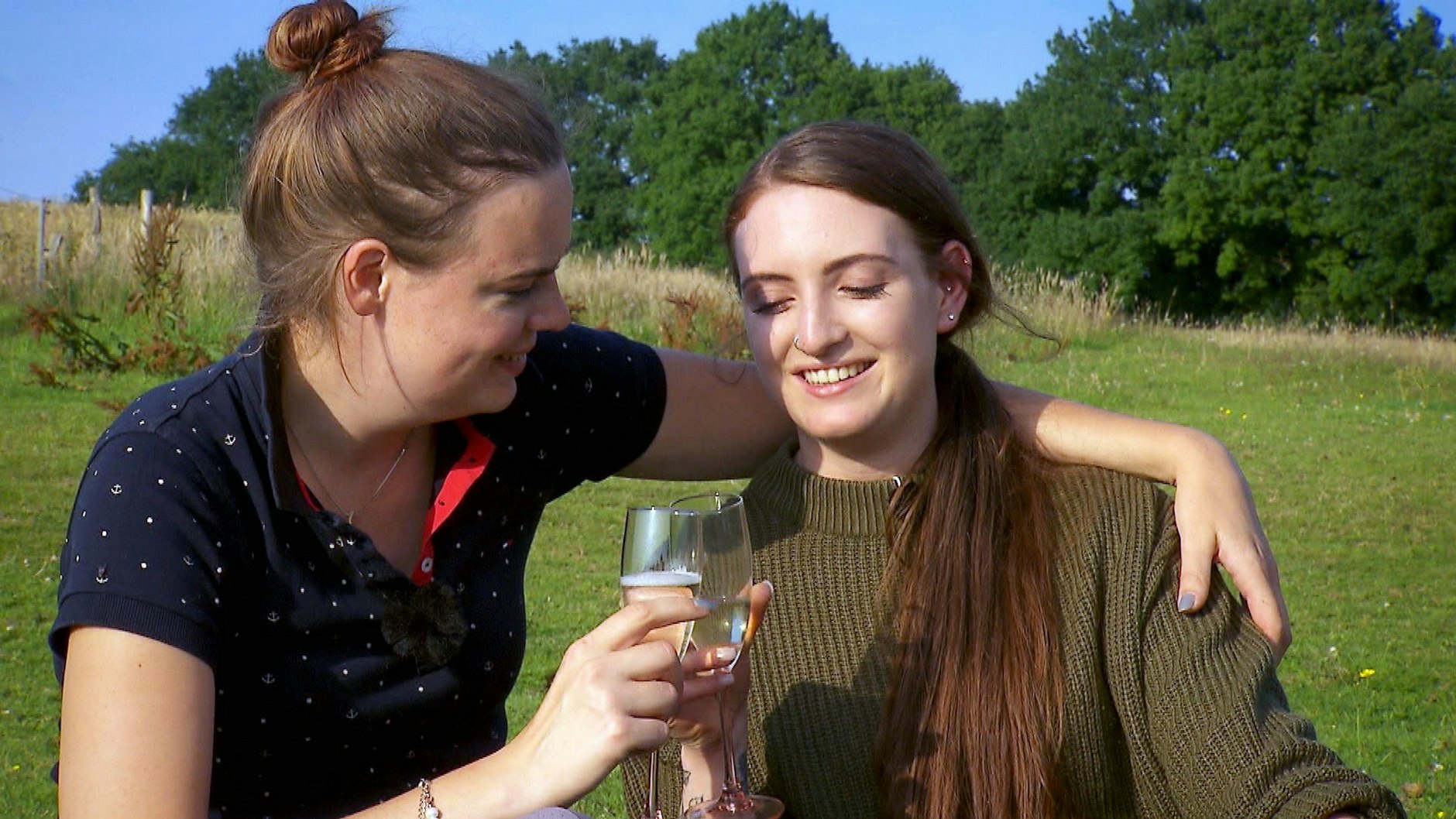 Das Date von Lara und Franzi bei „Bauer sucht Frau“ geht voll in die Hose. Da kommt keine Romantik auf.