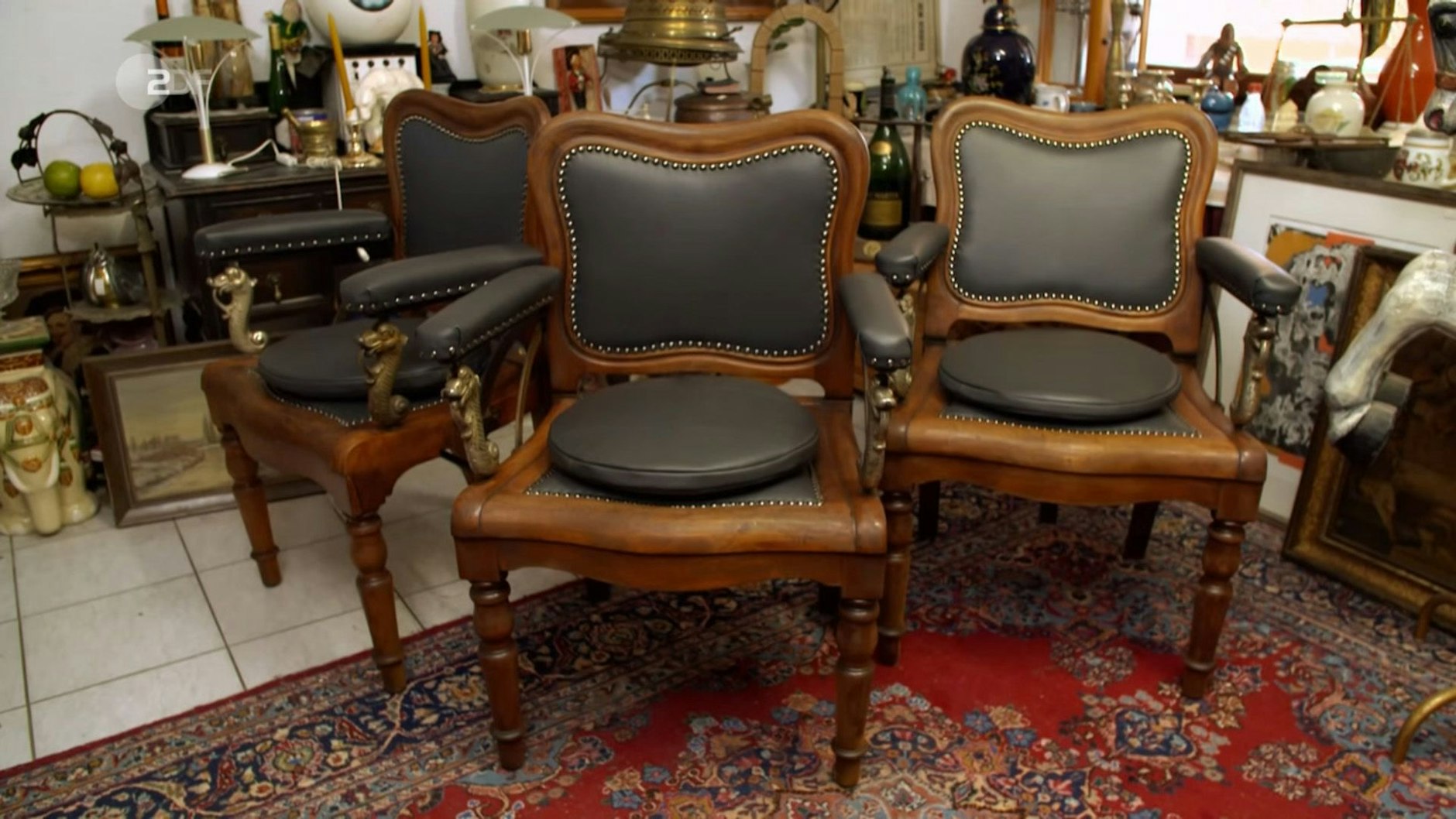 Die Friseurstühle, fertig restauriert von „Bares für Rares“-Star Walter „Waldi“ Lehnertz.