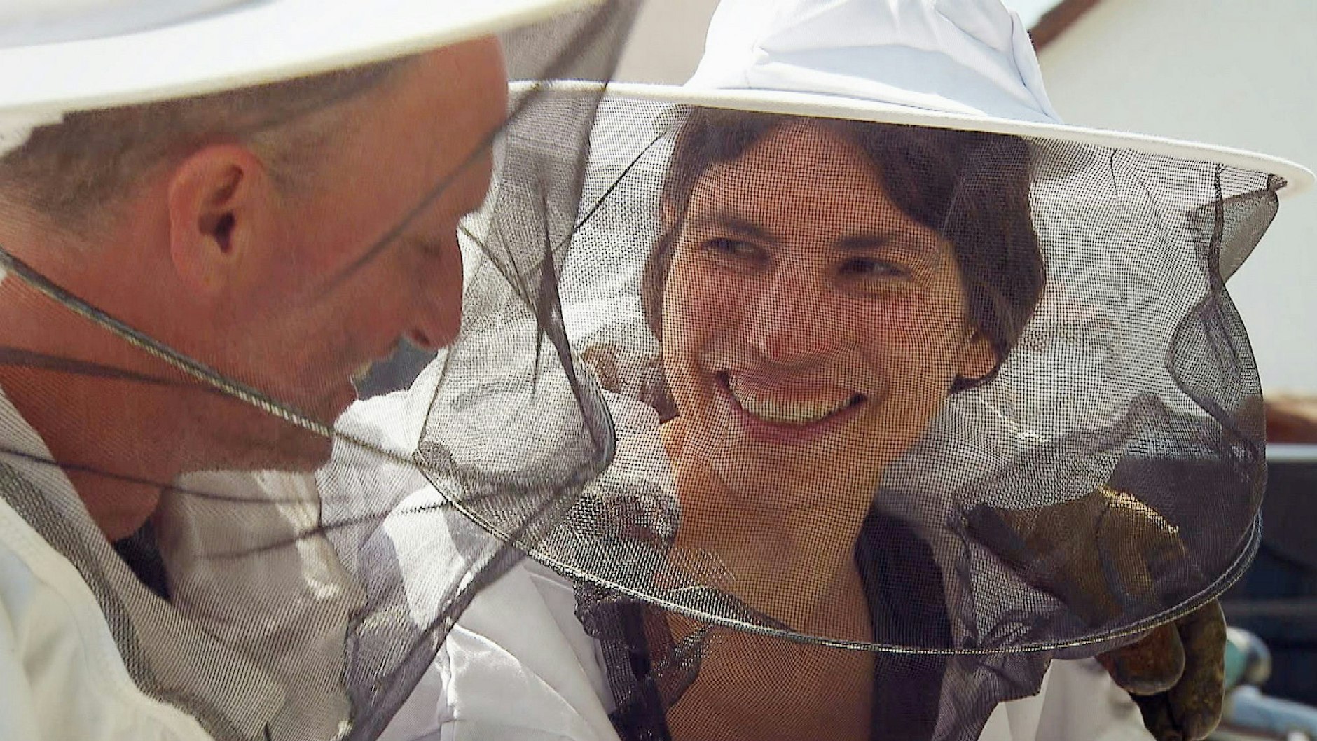 „Bauer sucht Frau“-Imker Hubert ist von Andrea beeindruckt, weil die mutig beim Einfangen der Bienen geholfen hat.