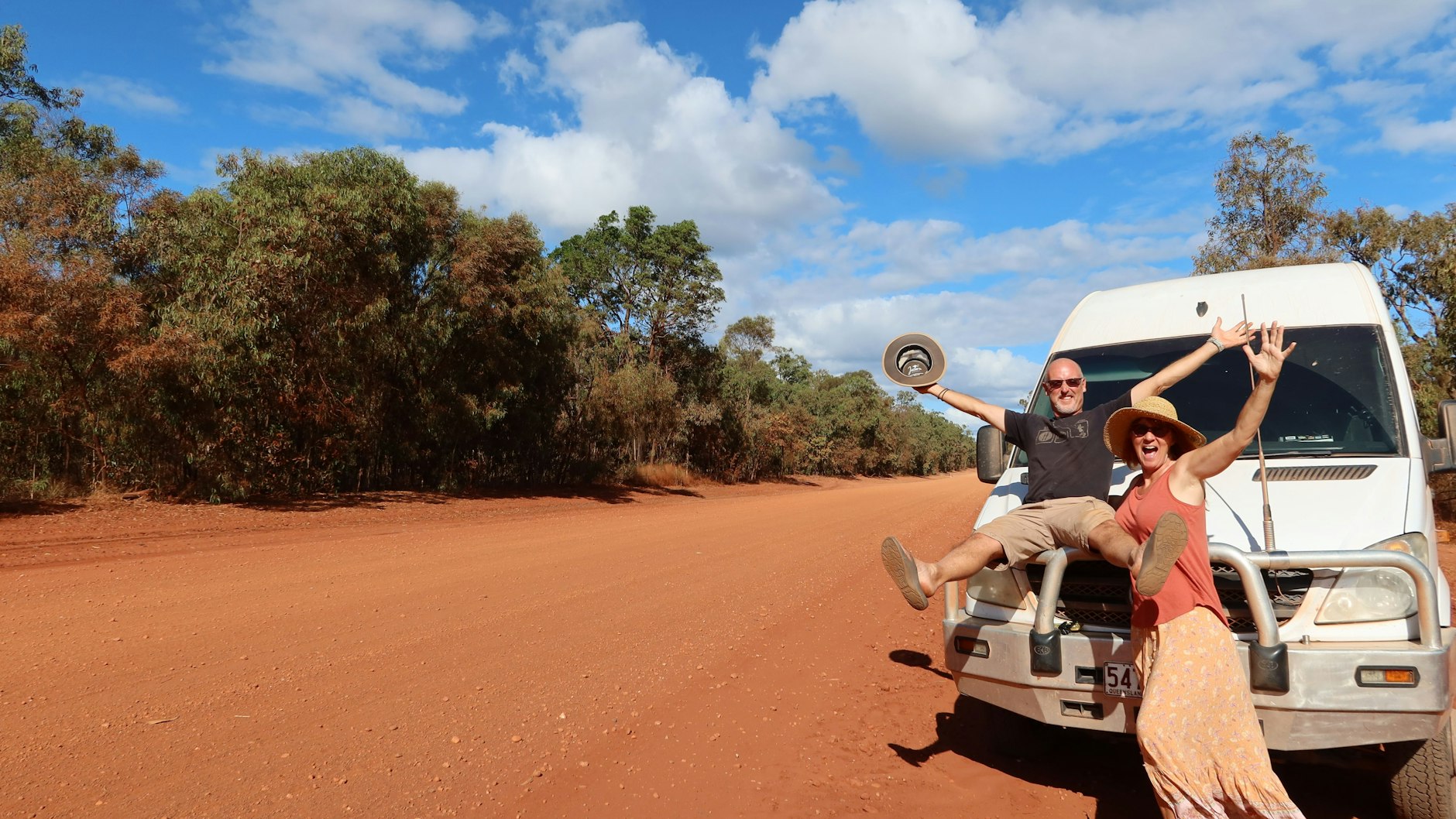 Nigel Tindall (li.) und Sue McLaurin stehen vor ihrem ausgebauten Van in Cape York, in dem sie leben. Die beiden sind Teil der immer größer werdenden „Van Life“-Bewegung.