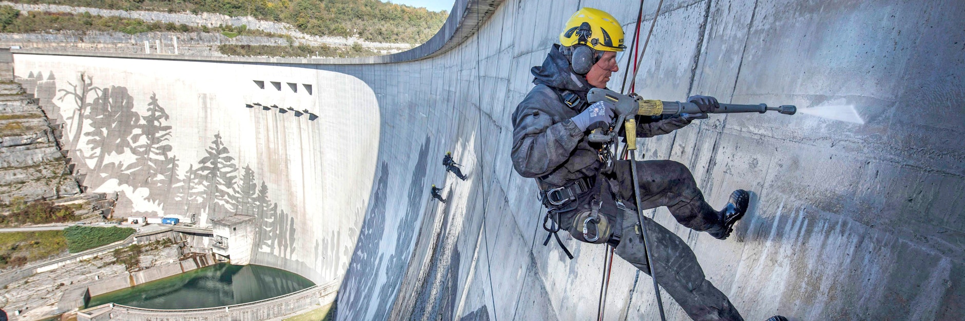 Auf einer Staumauer im französischen Vouglans hat Künstler Klaus Dauven sein bislang größtes „Reverse Graffiti“ realisiert.