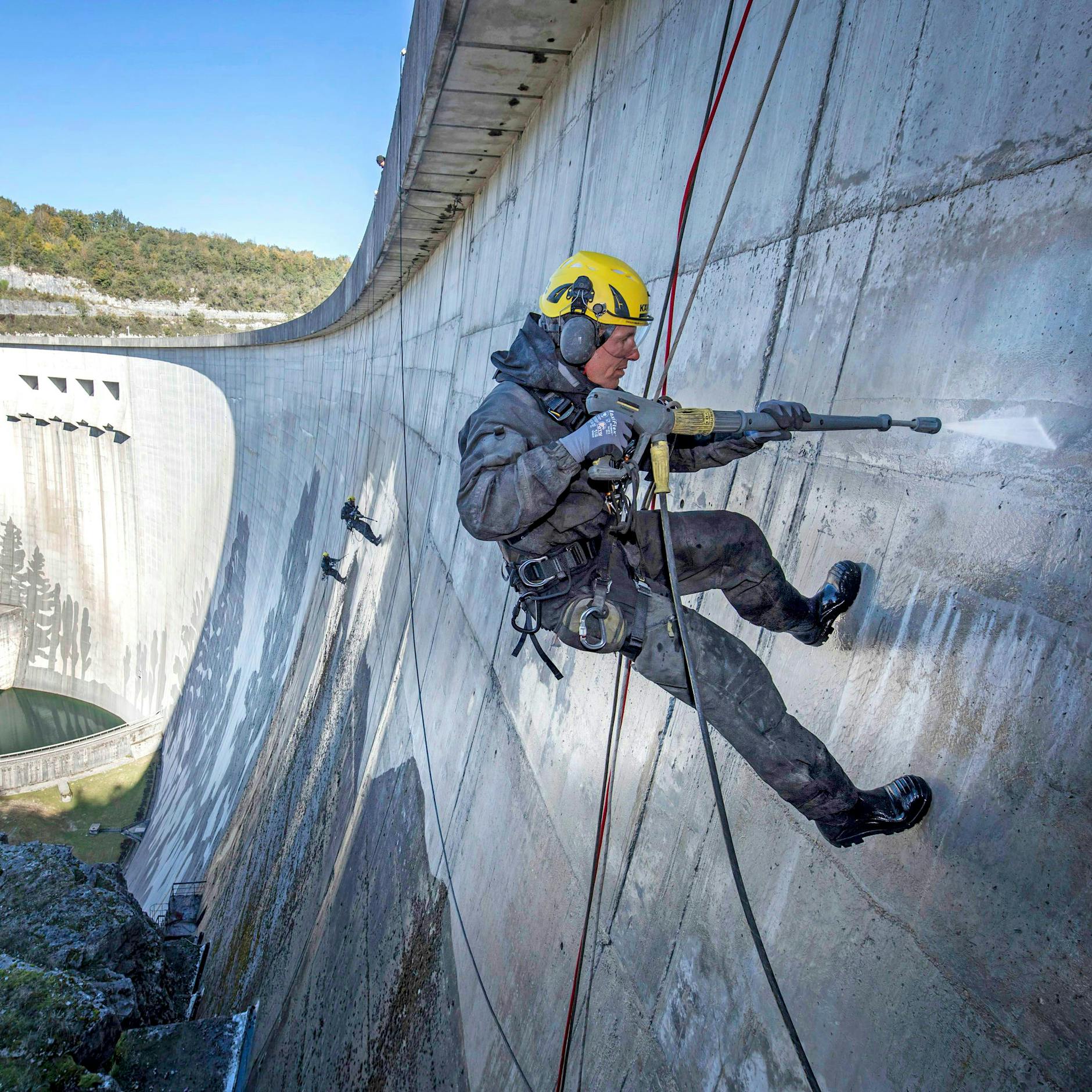 Rekordverdächtig große Kunstwerke aus Dreck: Das ist der Pionier des „Reverse Graffiti“