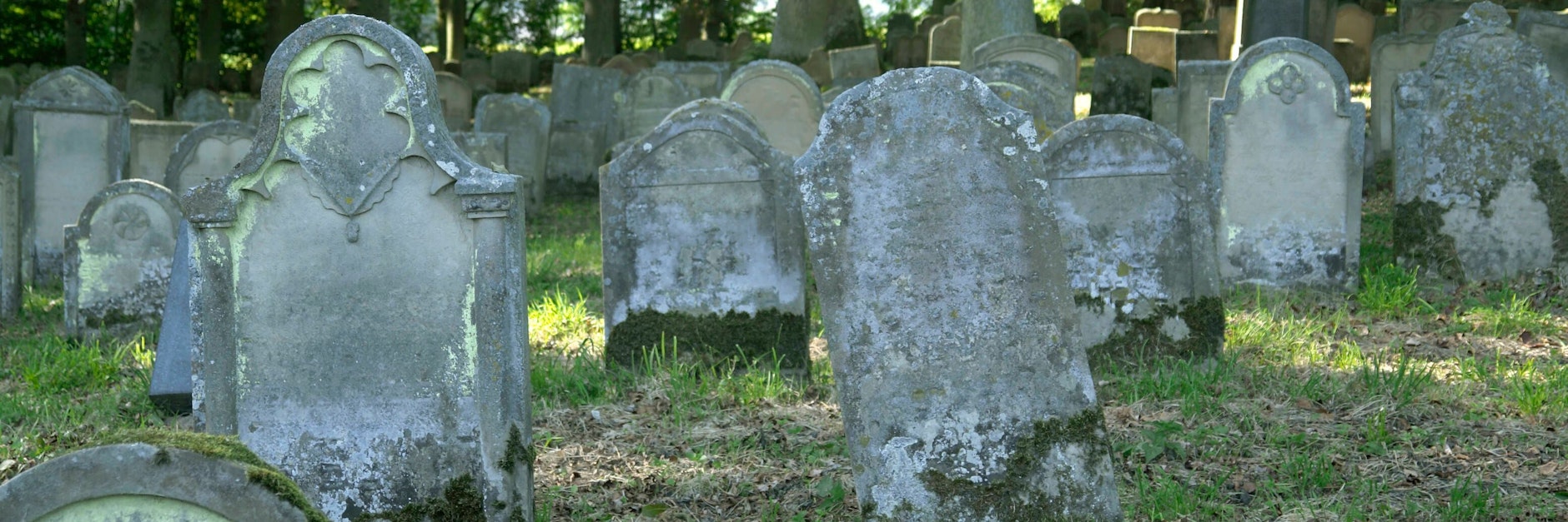 Alte Grabsteine auf einem Friedhof (Symbolfoto)