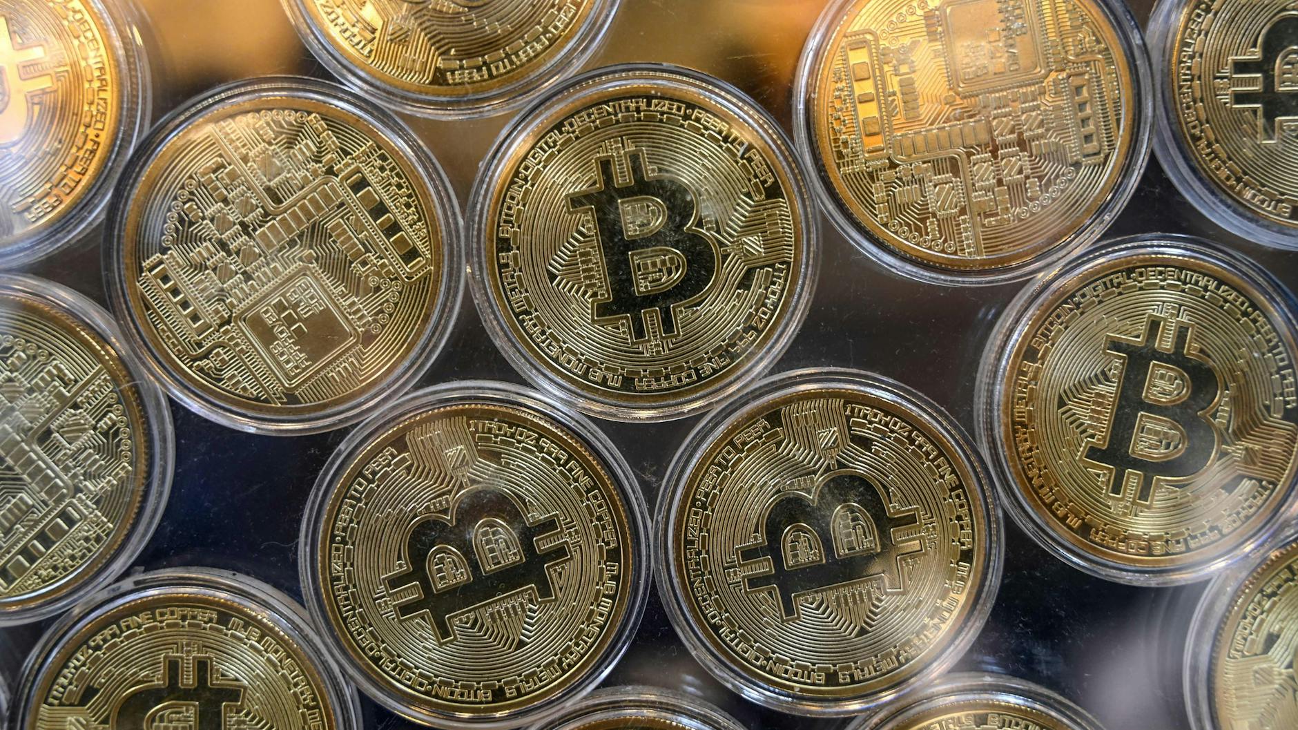 Der Bitcoin notierte im Plus bei 66.035 Dollar und nähert sich damit einem neuen Allzeithoch. (Symbolbild)
