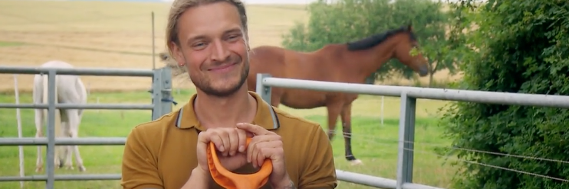 „Bauer sucht Frau“-Kandidat Björn geht in der Hofwoche in die Flirt-Offensive.