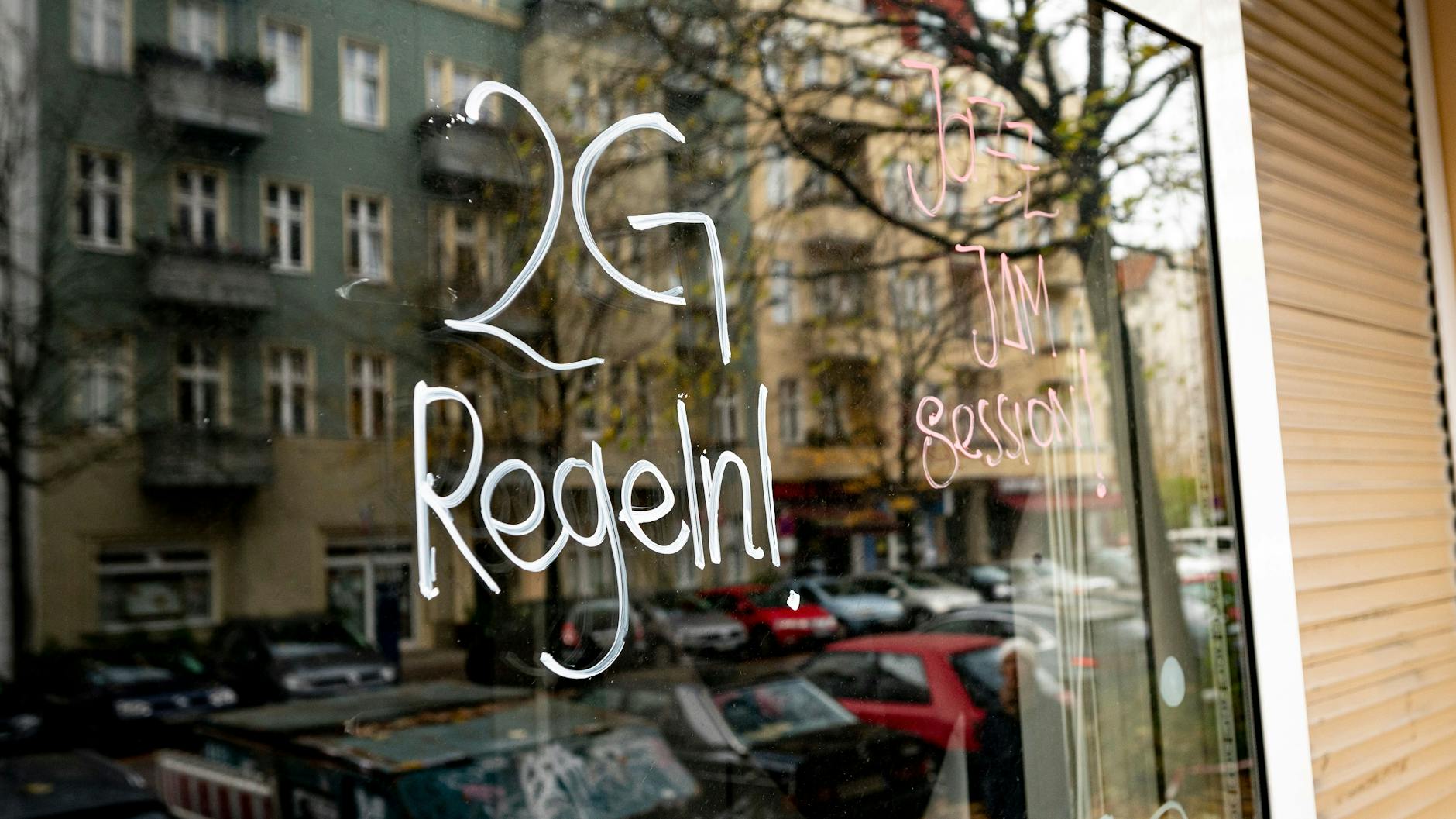 An einer Kneipe in Berlin Prenzlauer-Berg steht ein Hinweis auf 2G-Regeln. Bald könnte das überall in Berlin gelten - außer in Supermärkten und Drogerien. 